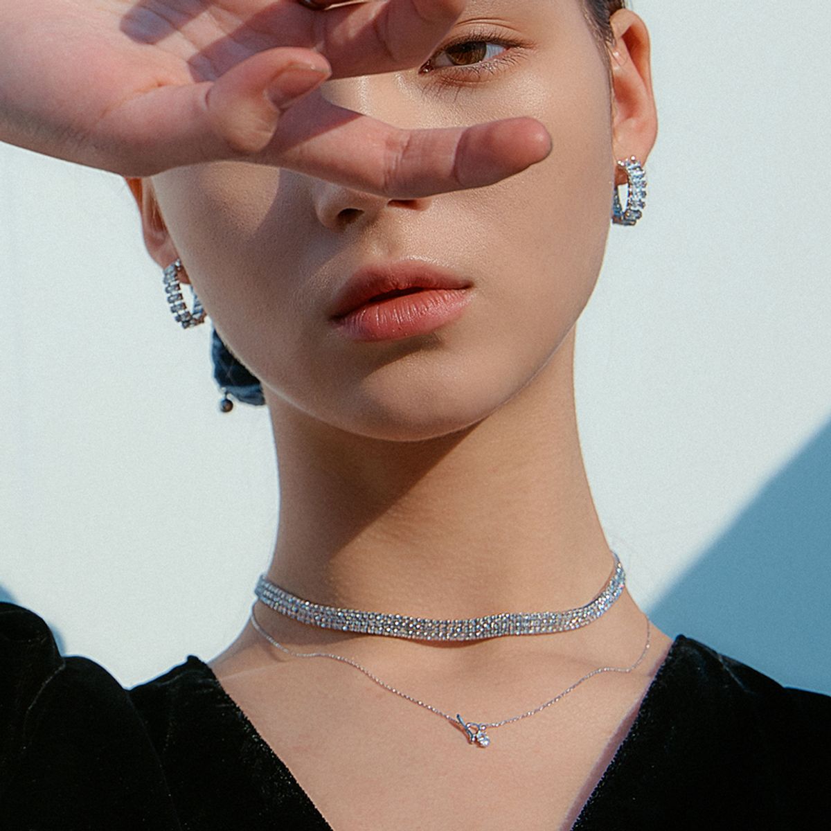 포스트루드(POSTLUDE) 3 LINESTONE CHOCKER (2 COLORS)