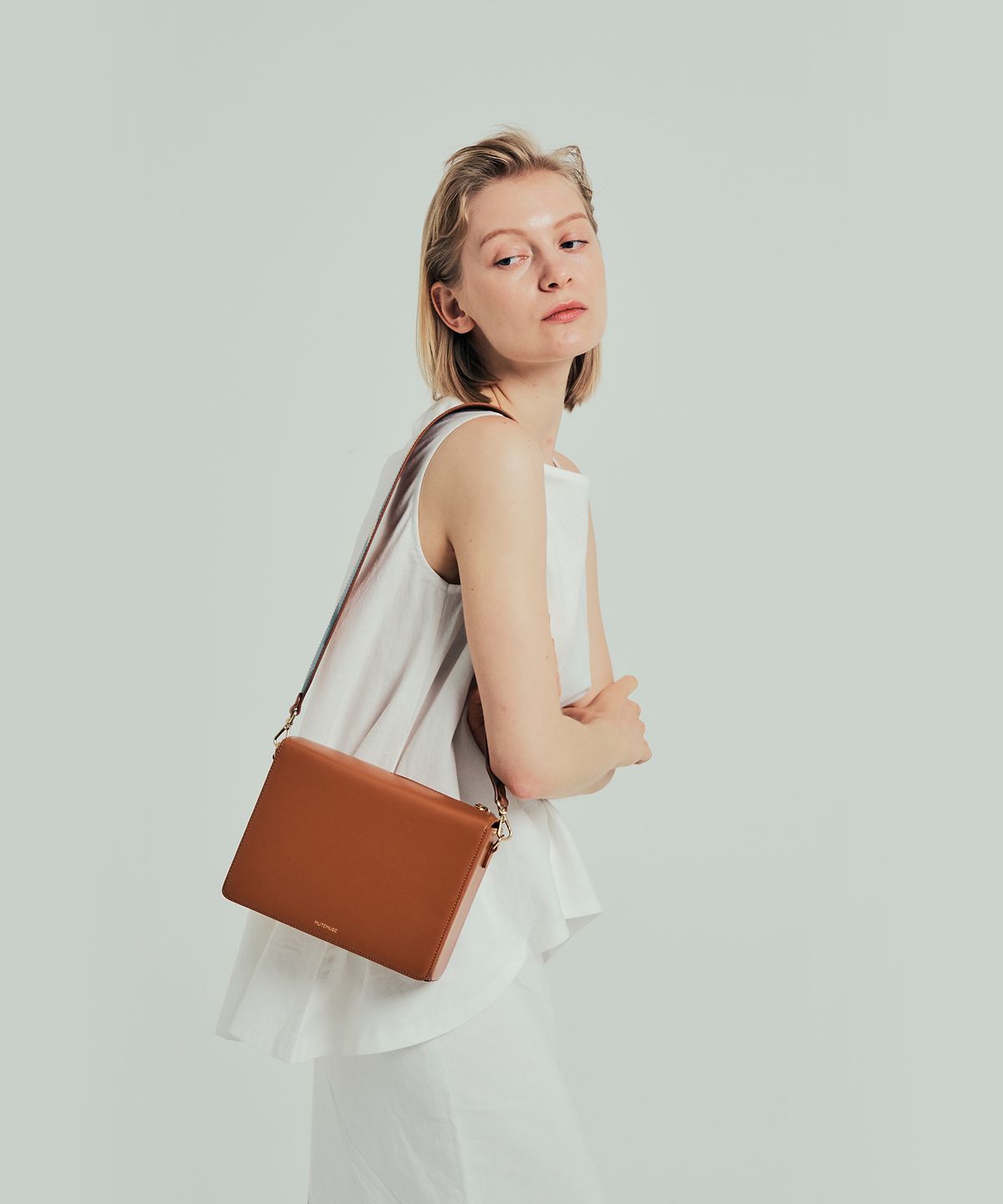 뮤트뮤즈(MUTEMUSE) AMUSE Bag (Camel)
