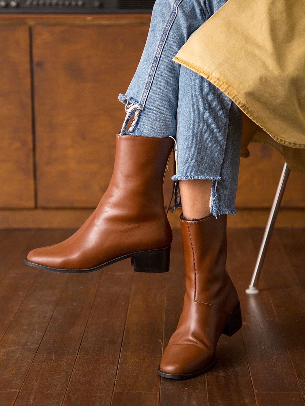 바이언스(BYEUUNS) BIB18407 ANN ANKLE BOOTS TAN 퍼내피 앵클부츠 탄(브라운)