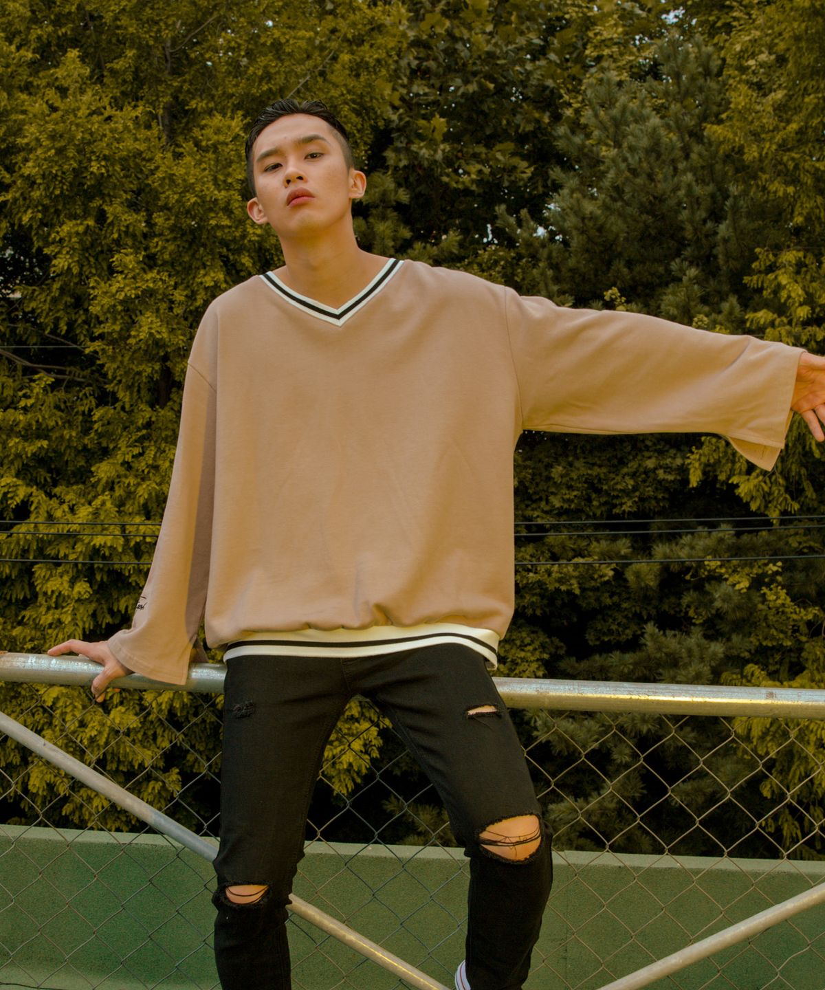 팽고(FANGOH) 백 프린트 브이넥 스웨트 셔츠 beige
