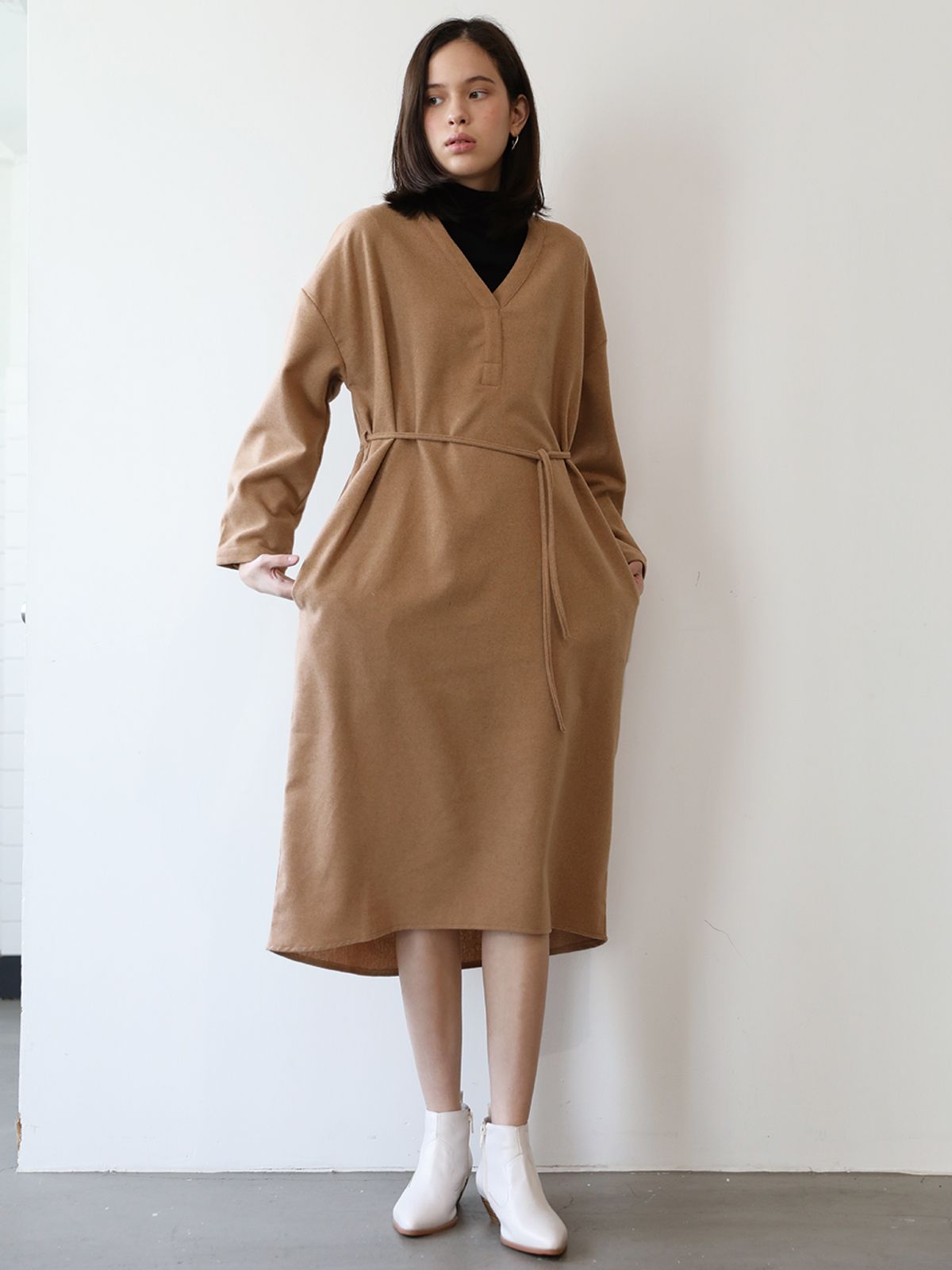 휴먼갤러리(HUMANGALLERY) 울 브이넥드레스_베이지
