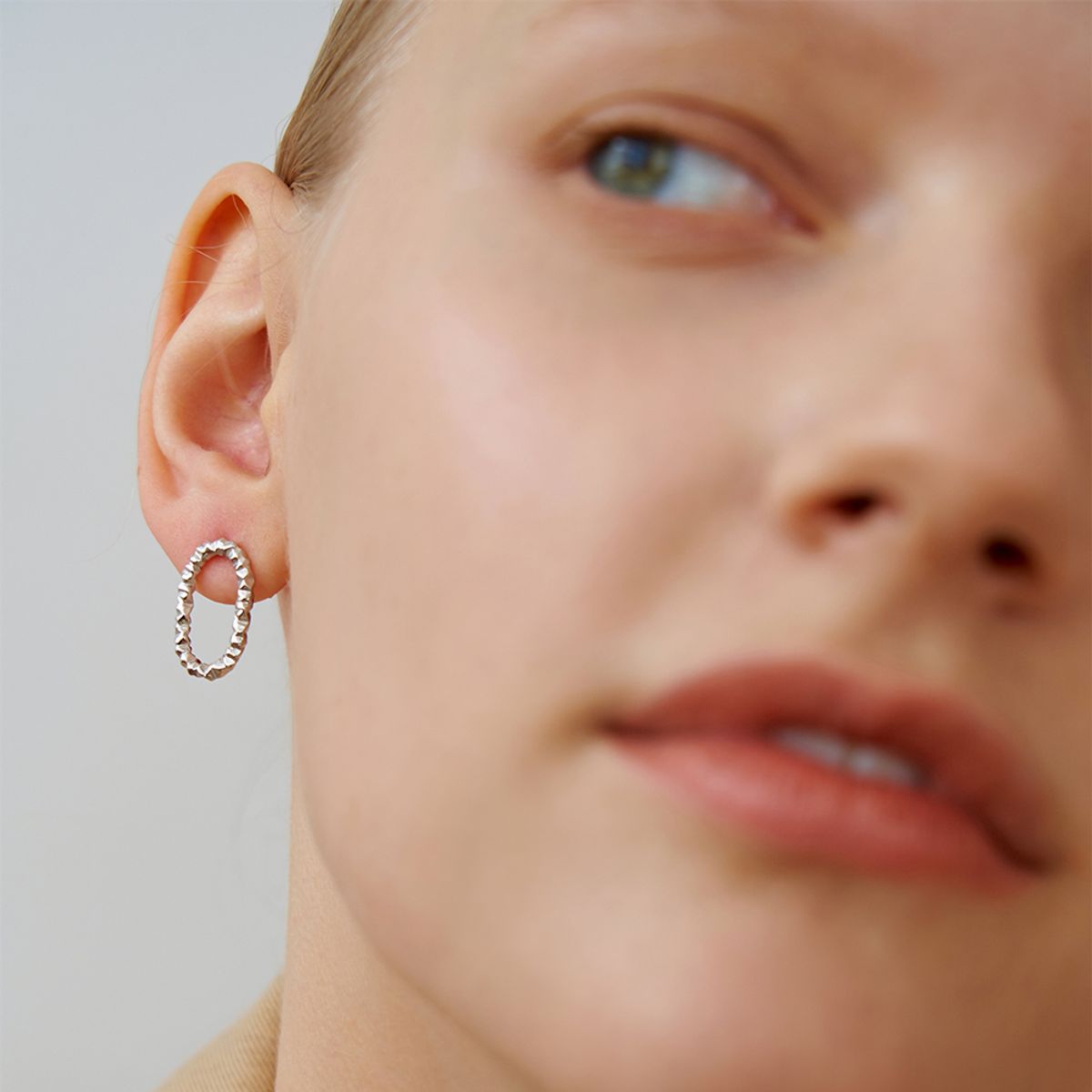 리엔느와르(leeENoir) Twinkle Oval Earring (2color)