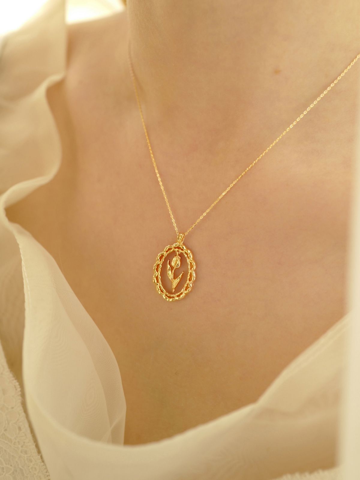 피오레(FIORE) tulip lace frame necklace
