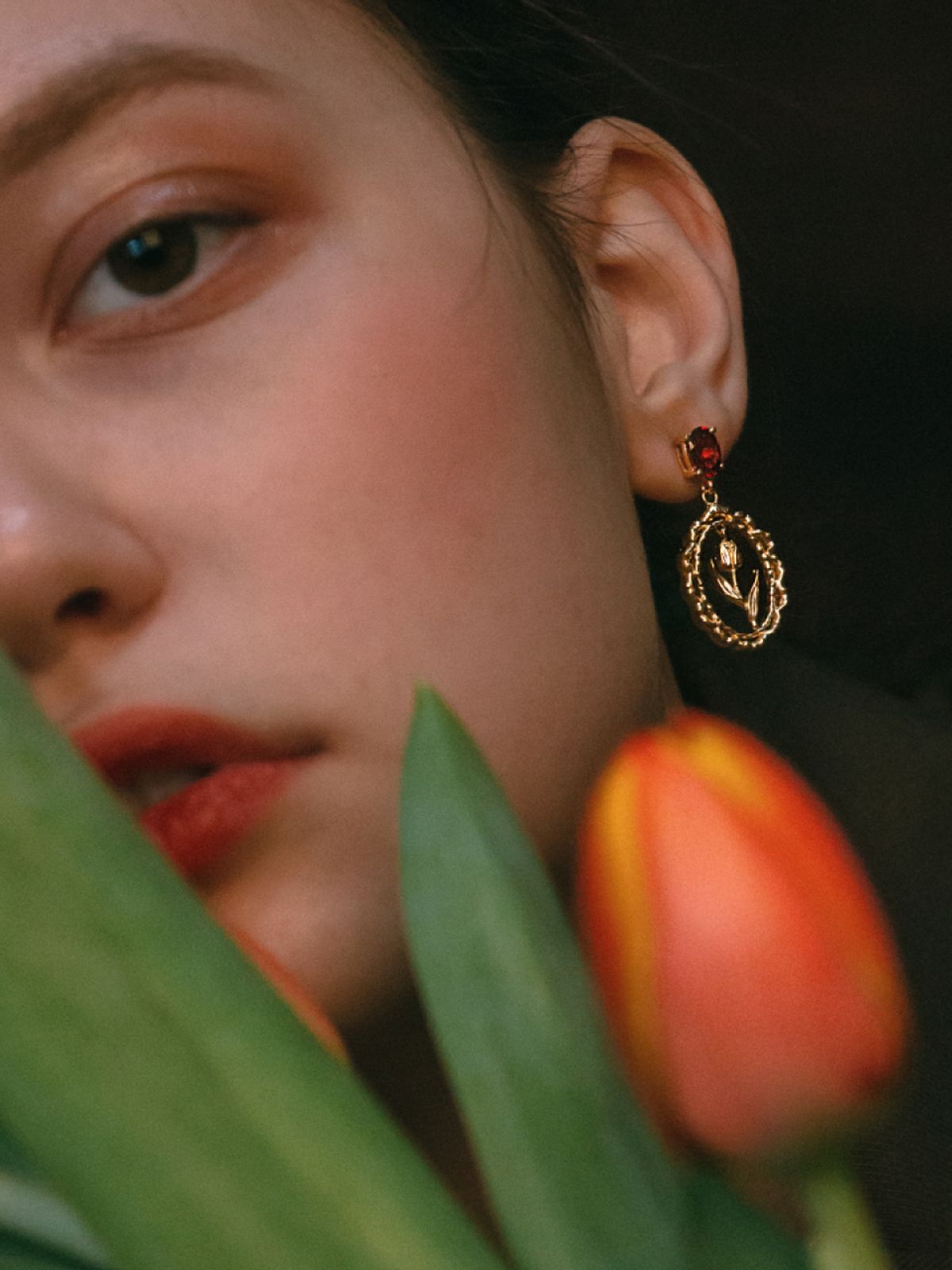 피오레(FIORE) stone tulip frame earring