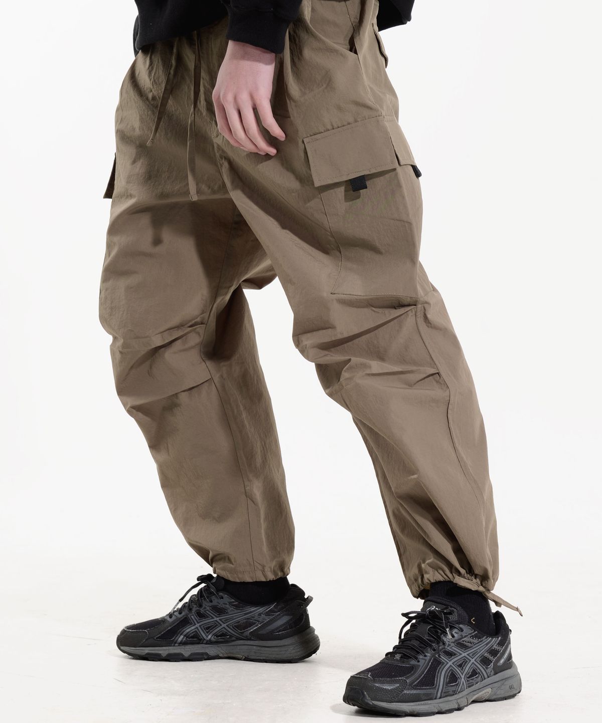 피스메이커(PIECE MAKER) NYLON 2 TUCK POCKET PANTS (KHAKI OLIVE)