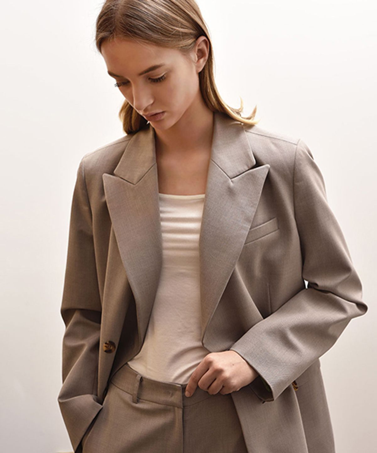 아바몰리(AVA MOLLI) LUNA BELTED DOUBLE JACKET (Brown beige)