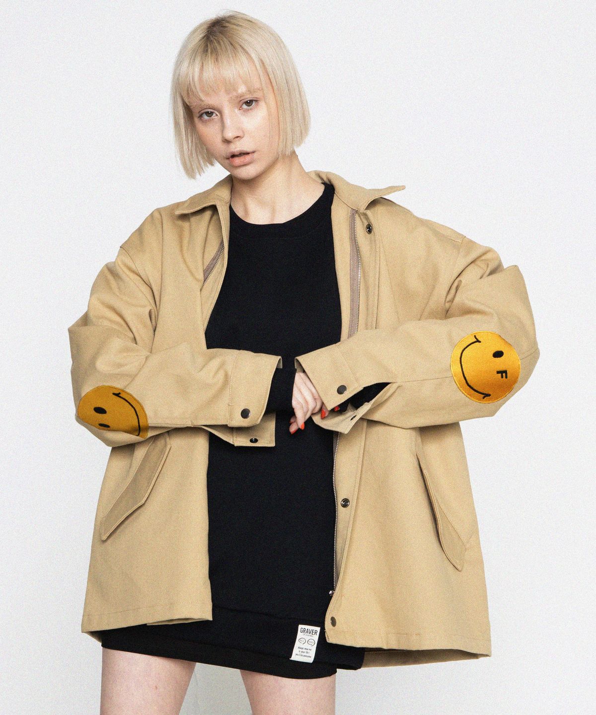 그레이버(GRAVER) [UNISEX]엘보우 자수 도트스마일 자켓_베이지