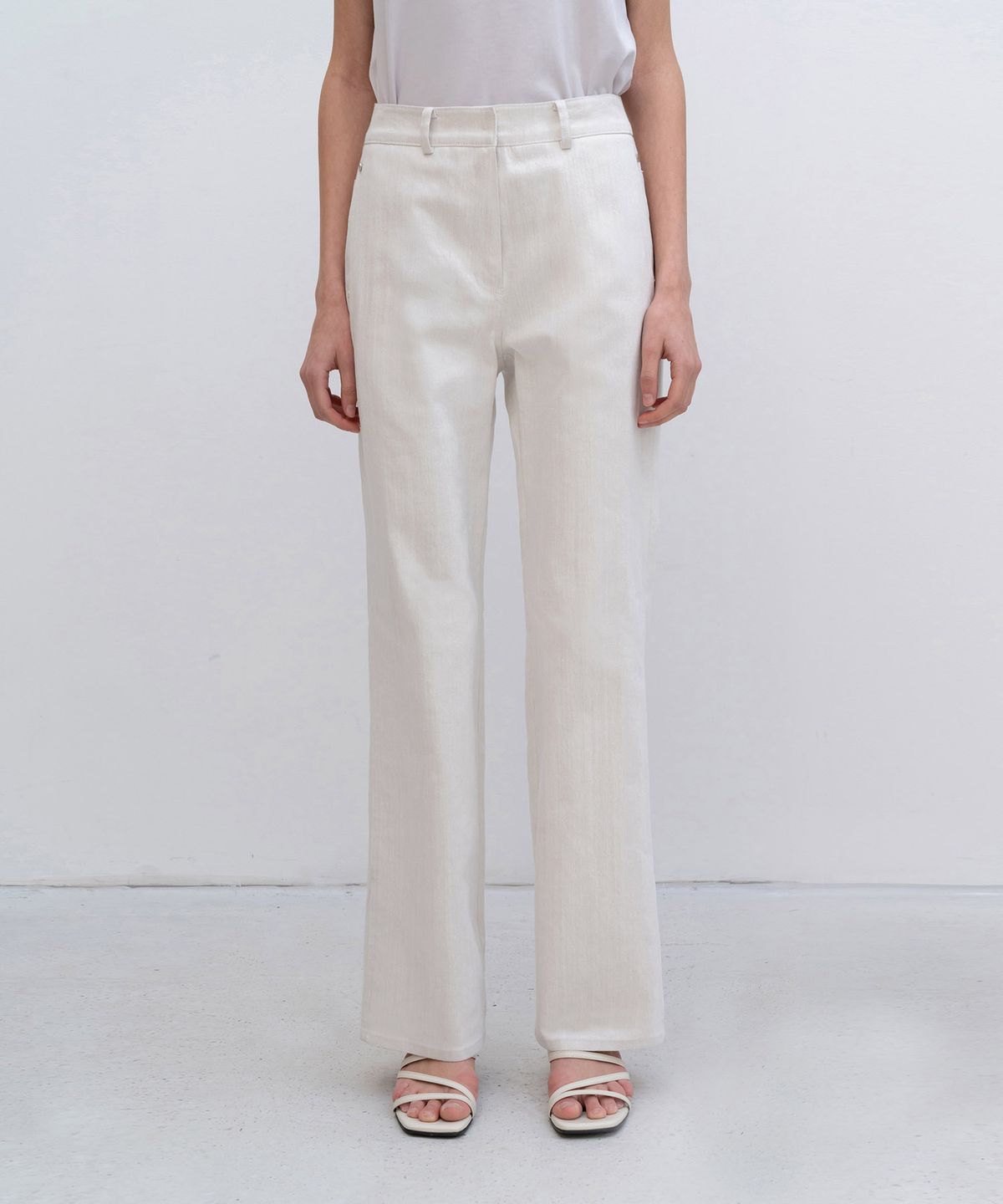 리이(RE RHEE) RIVET DETAILS STRAIGHT DENIM JEANS