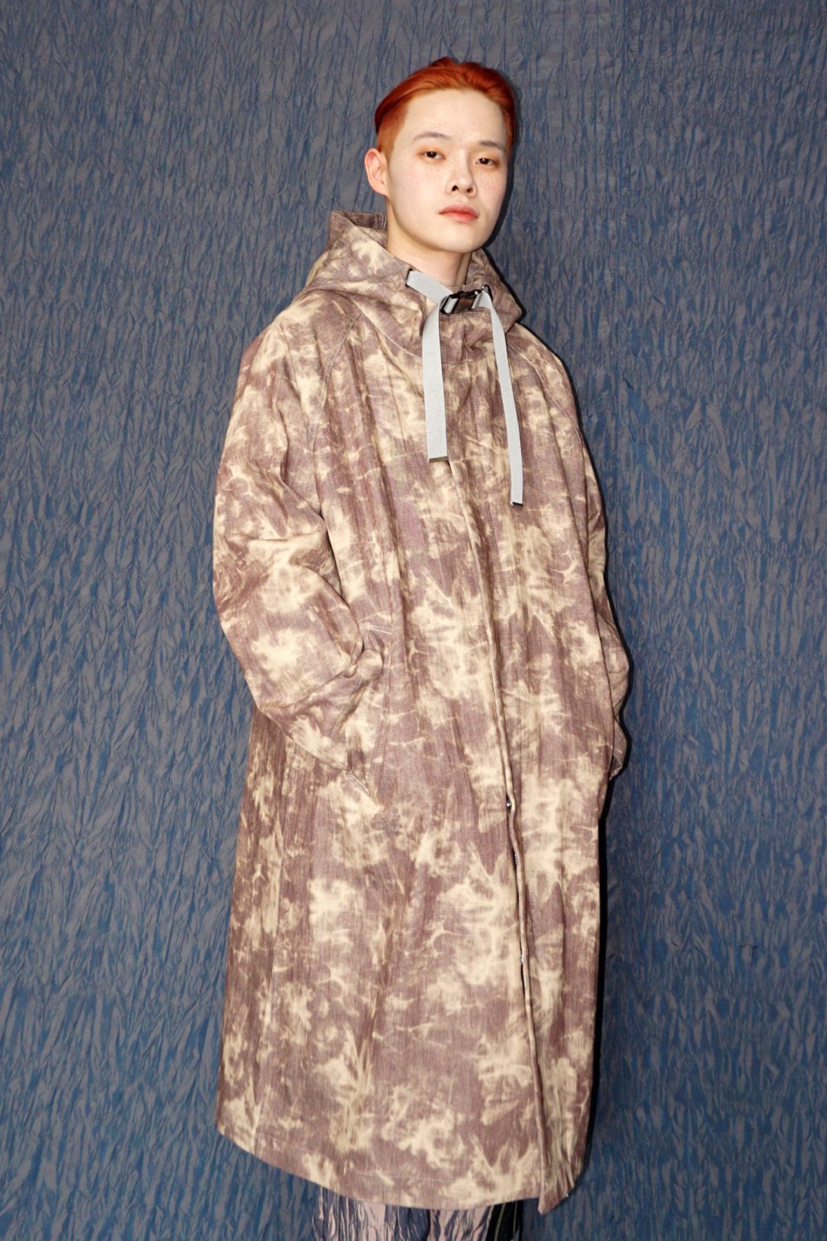 우빙(WOOVING) STAINED DENIM COAT (RED BROWN)