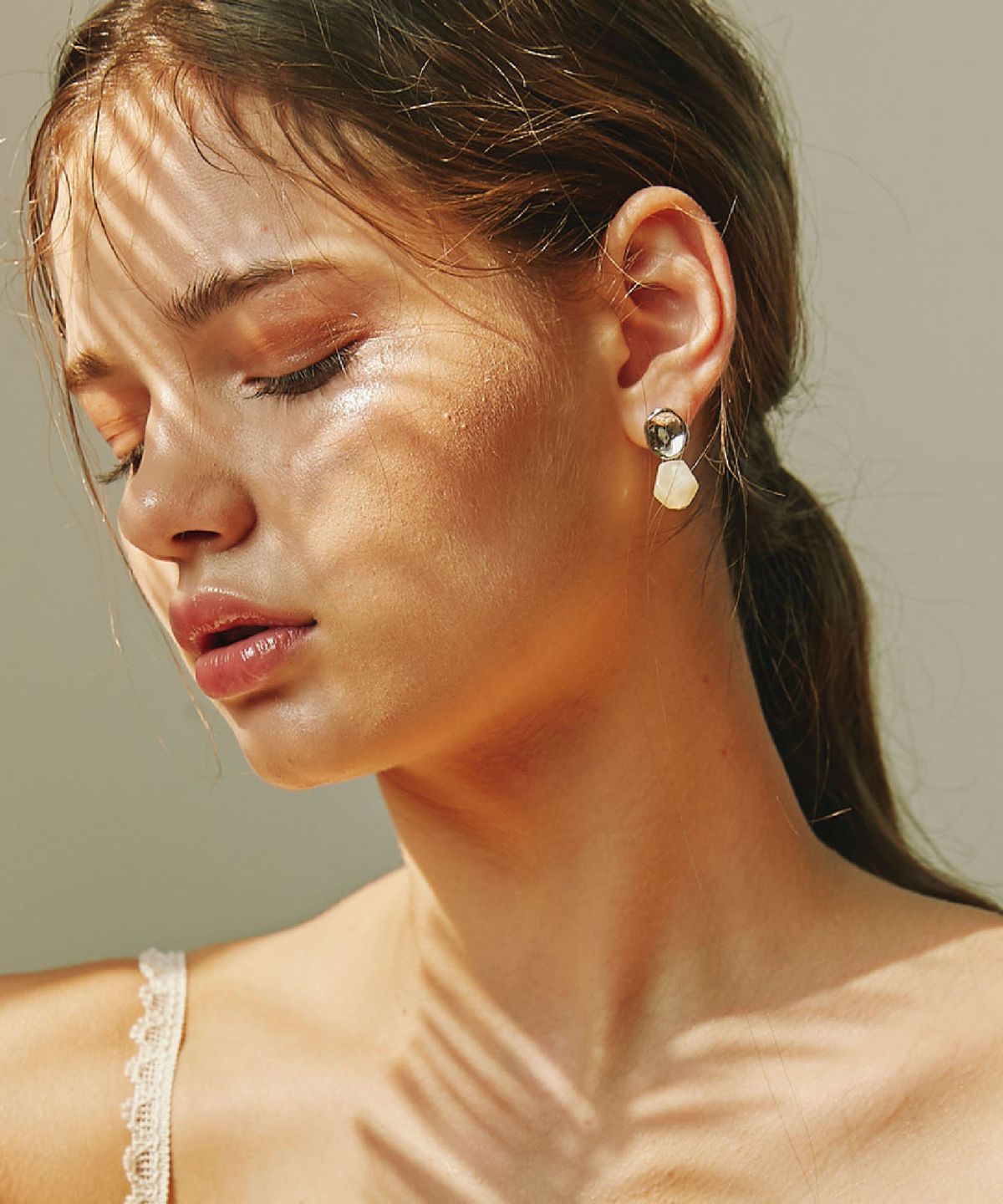 위트홀리데이(WIT-HOLIDAY) sand stone mini earring