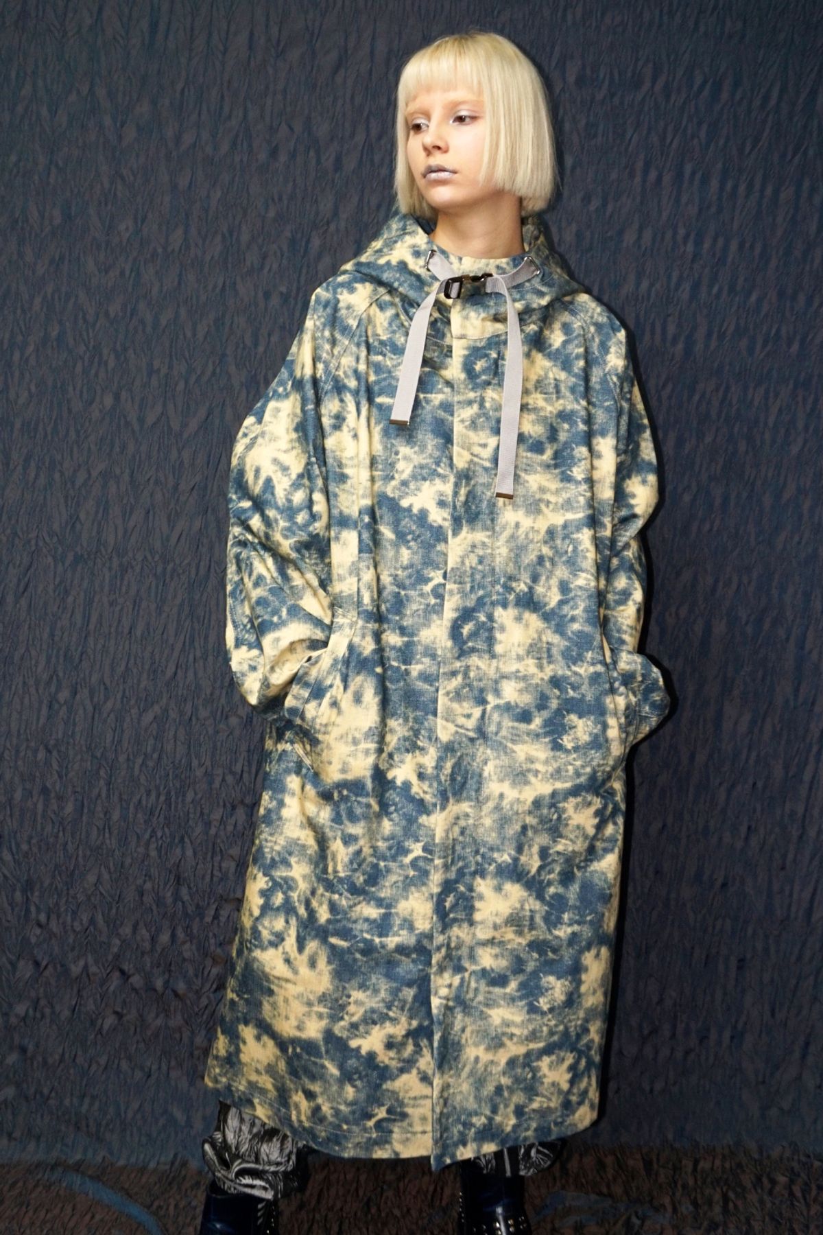 우빙(WOOVING) STAINED DENIM COAT (LIGHT BLUE)