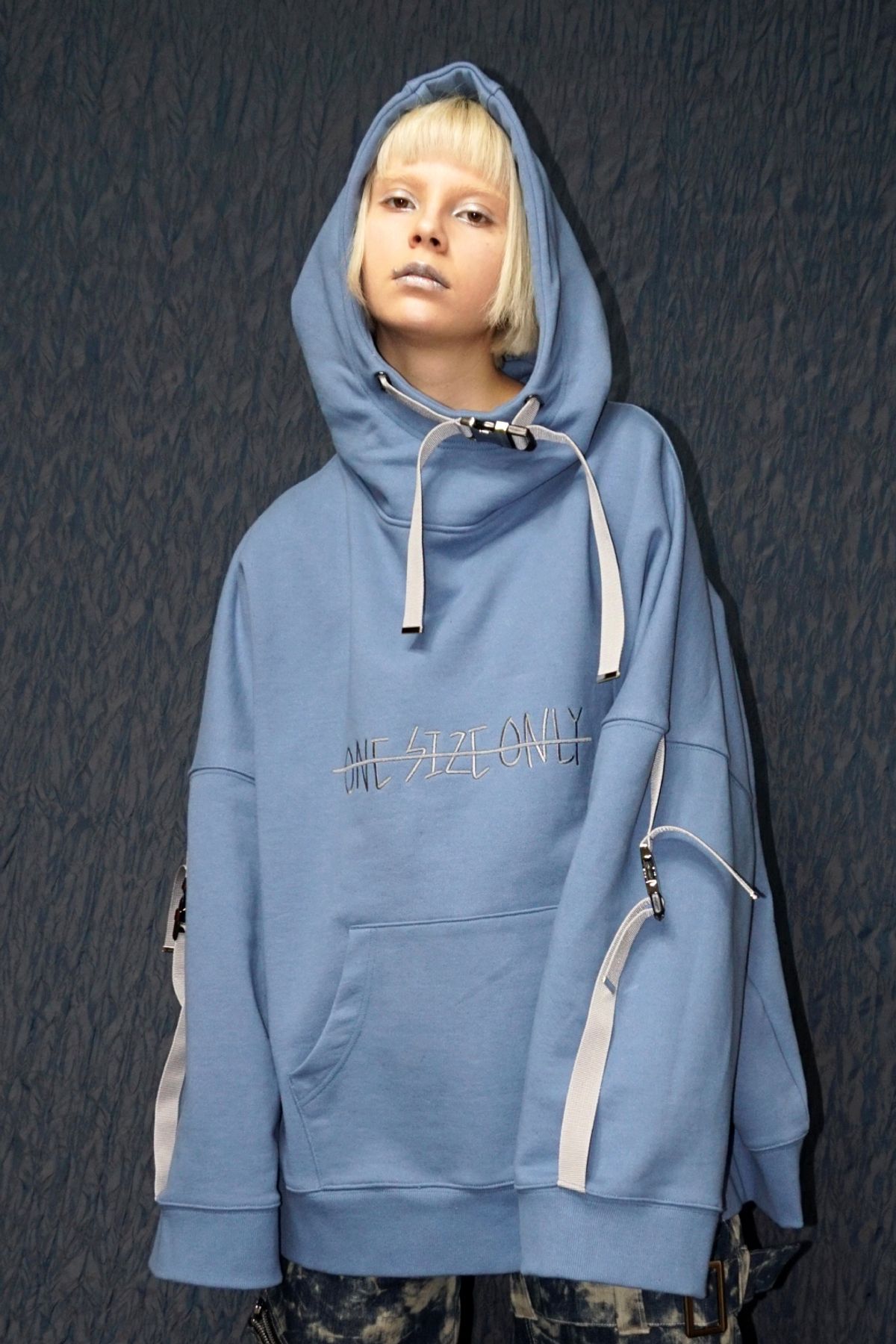 우빙(WOOVING) BUCKLE UP HOODIE (BLUE)