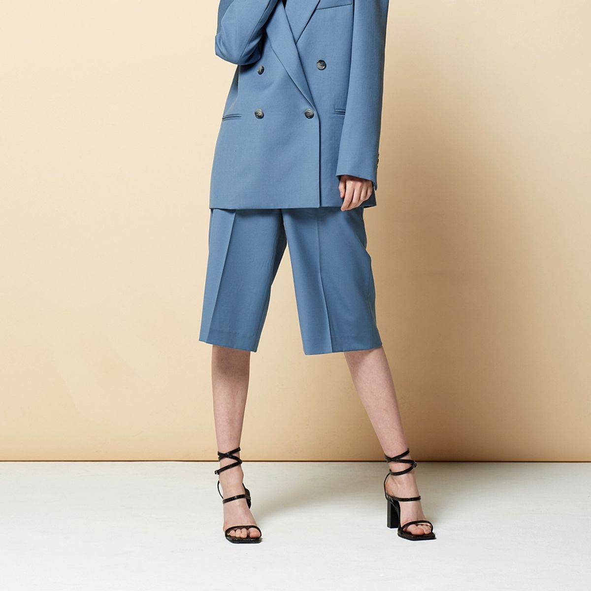 핀블랙(PINBLACK) TAILORED SET-UP WOOL BERMUDA PANTS BLUE