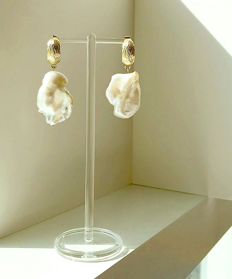 Baroque pearl holiday earring