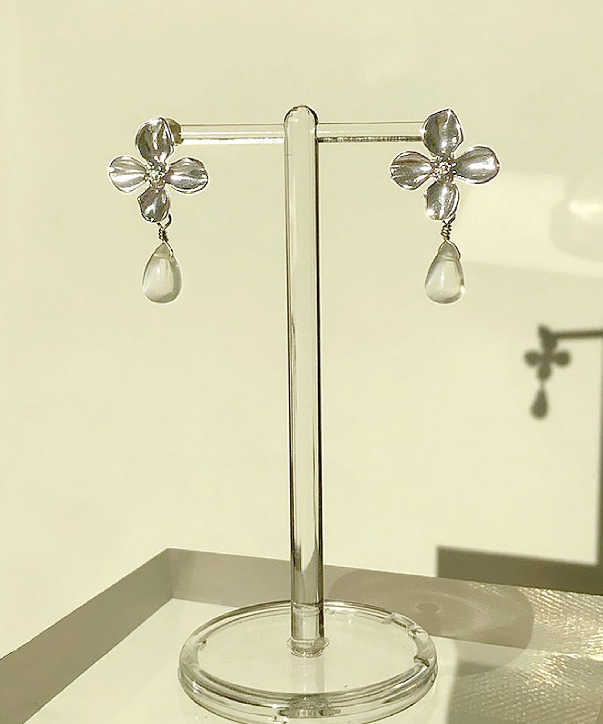 위트홀리데이(WIT-HOLIDAY) White Moonstone earring