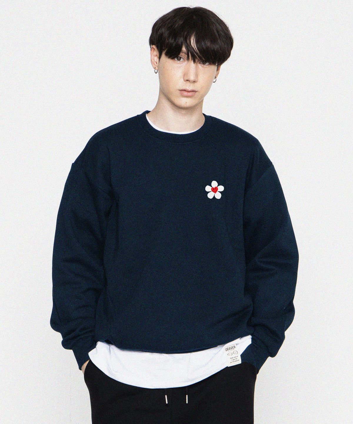 그레이버(GRAVER) [UNISEX]스몰 플라워하트 스마일 맨투맨_네이비