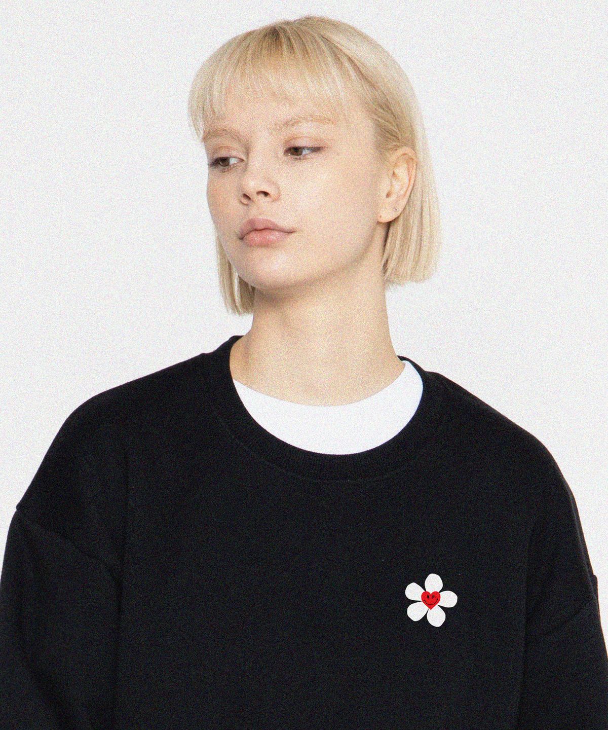 그레이버(GRAVER) [UNISEX]스몰 플라워하트 스마일 맨투맨_블랙