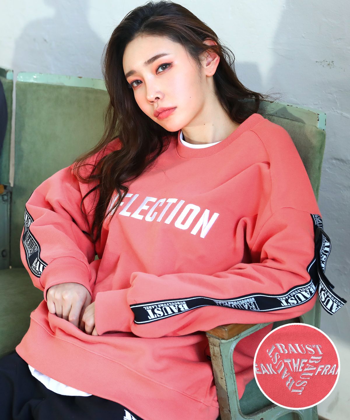 바우스트(BAUST) 인플렉션 자수 버클 슬리브 오버핏  맨투맨[CORAL PINK]