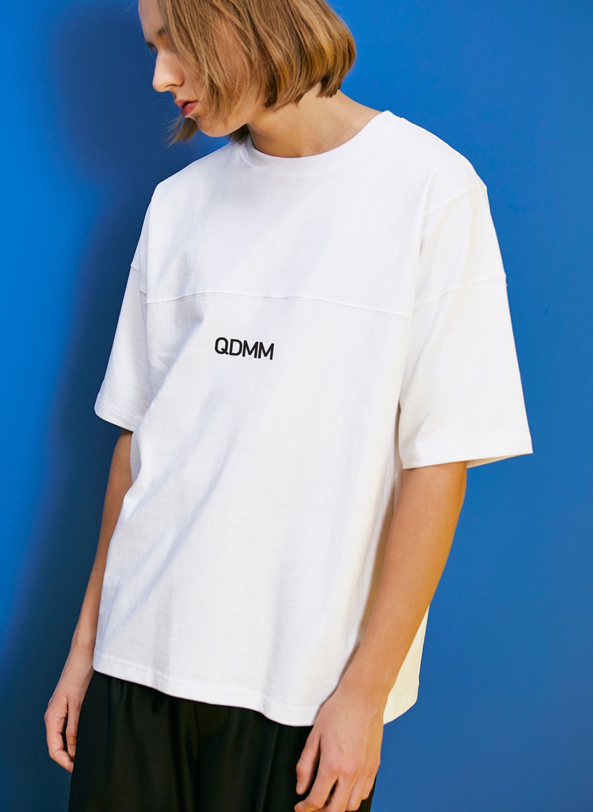 큐디엠엠(QDMM) 로고 디숄더 숏슬리브_화이트