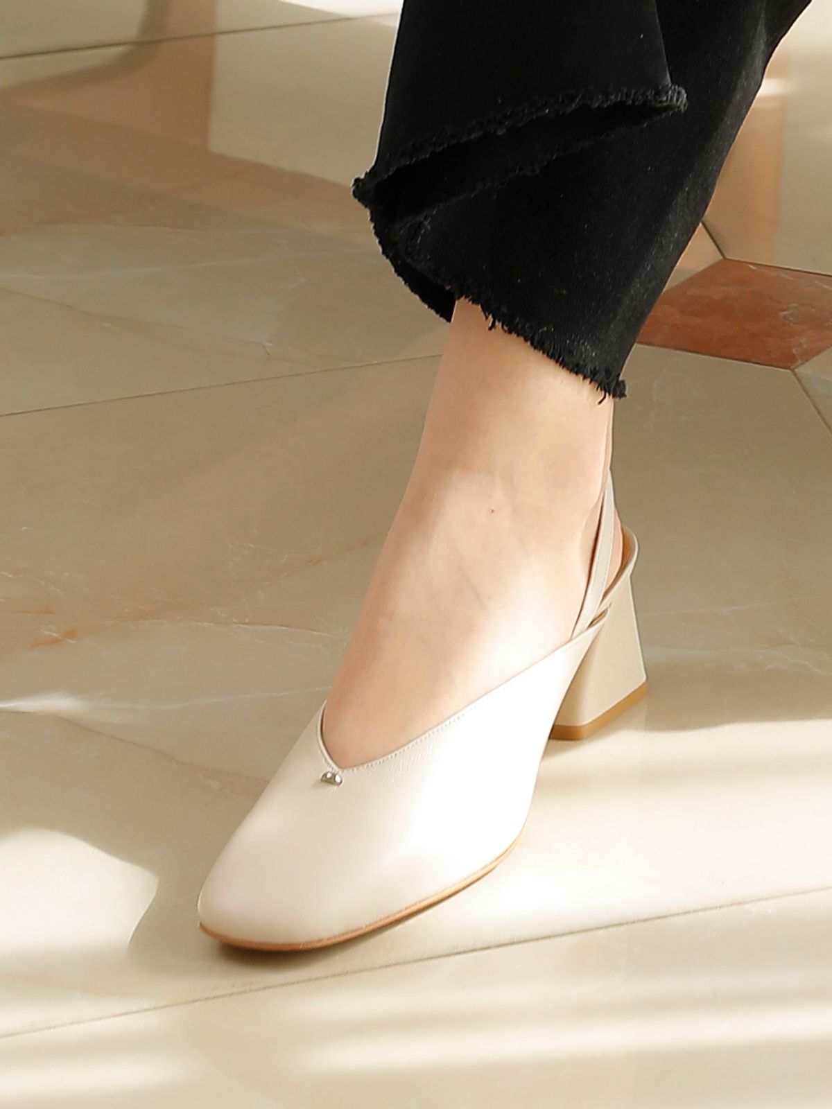 바이언스(BYEUUNS) BJP20218 LENA CURVED TOE SLINGBACK IVORY