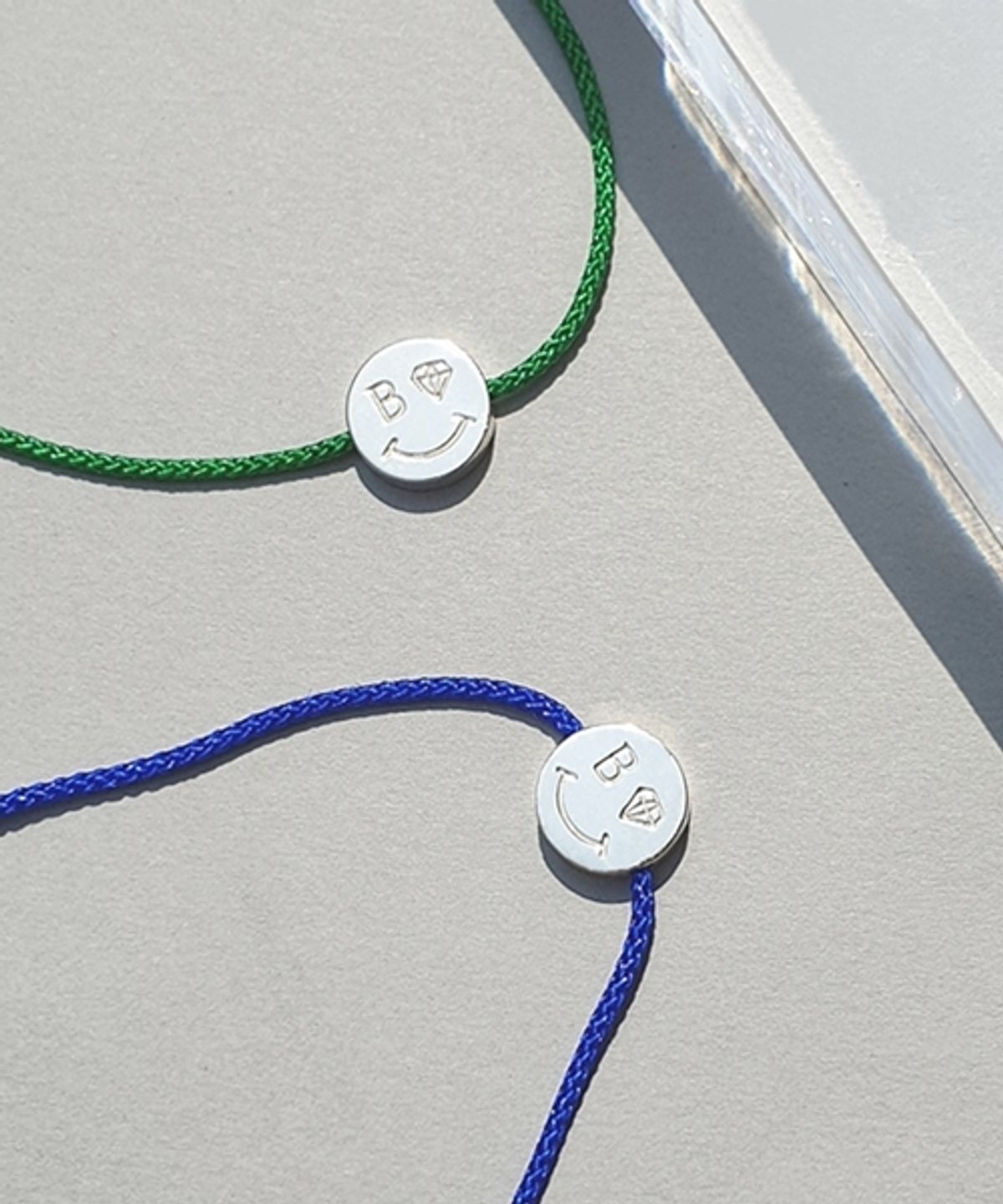 봉보(BONBEAU) Smile blue green string Bracelet 실버코인 블루 그린 실팔찌 매듭팔찌