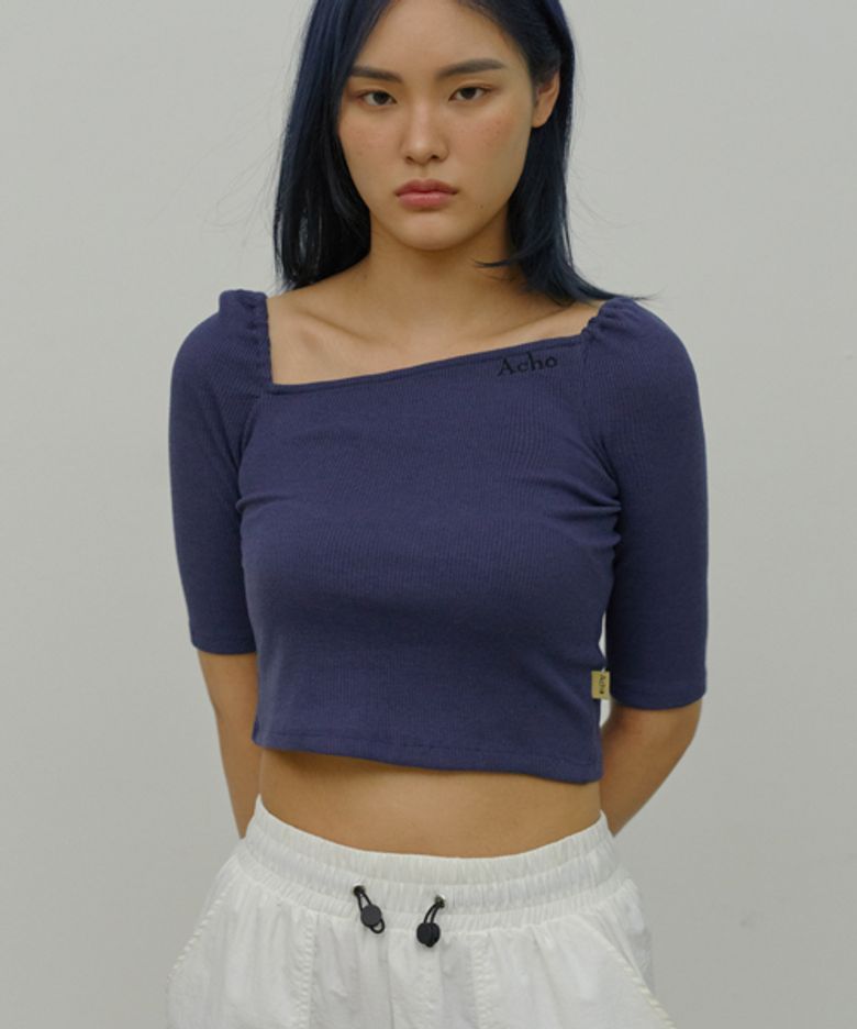 사선 네크라인 크롭 반팔티_네이비