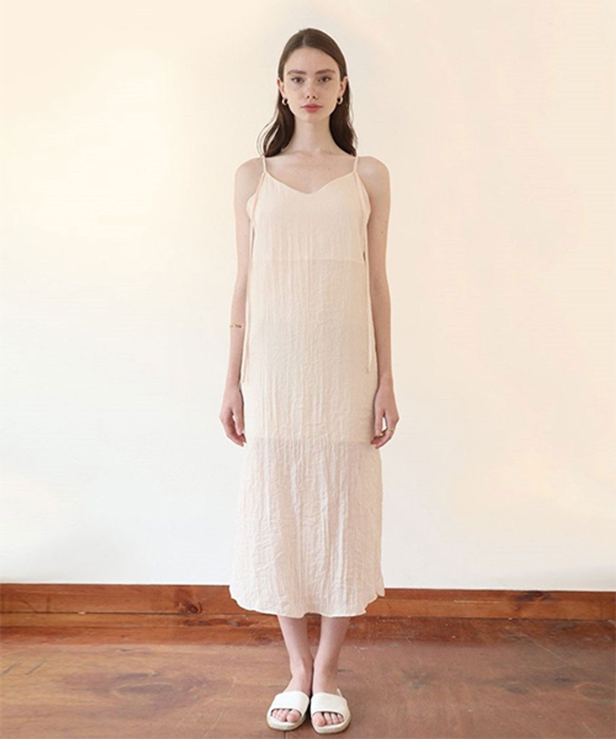 휴먼갤러리(HUMANGALLERY) Plisse Strap Dress(Beige)