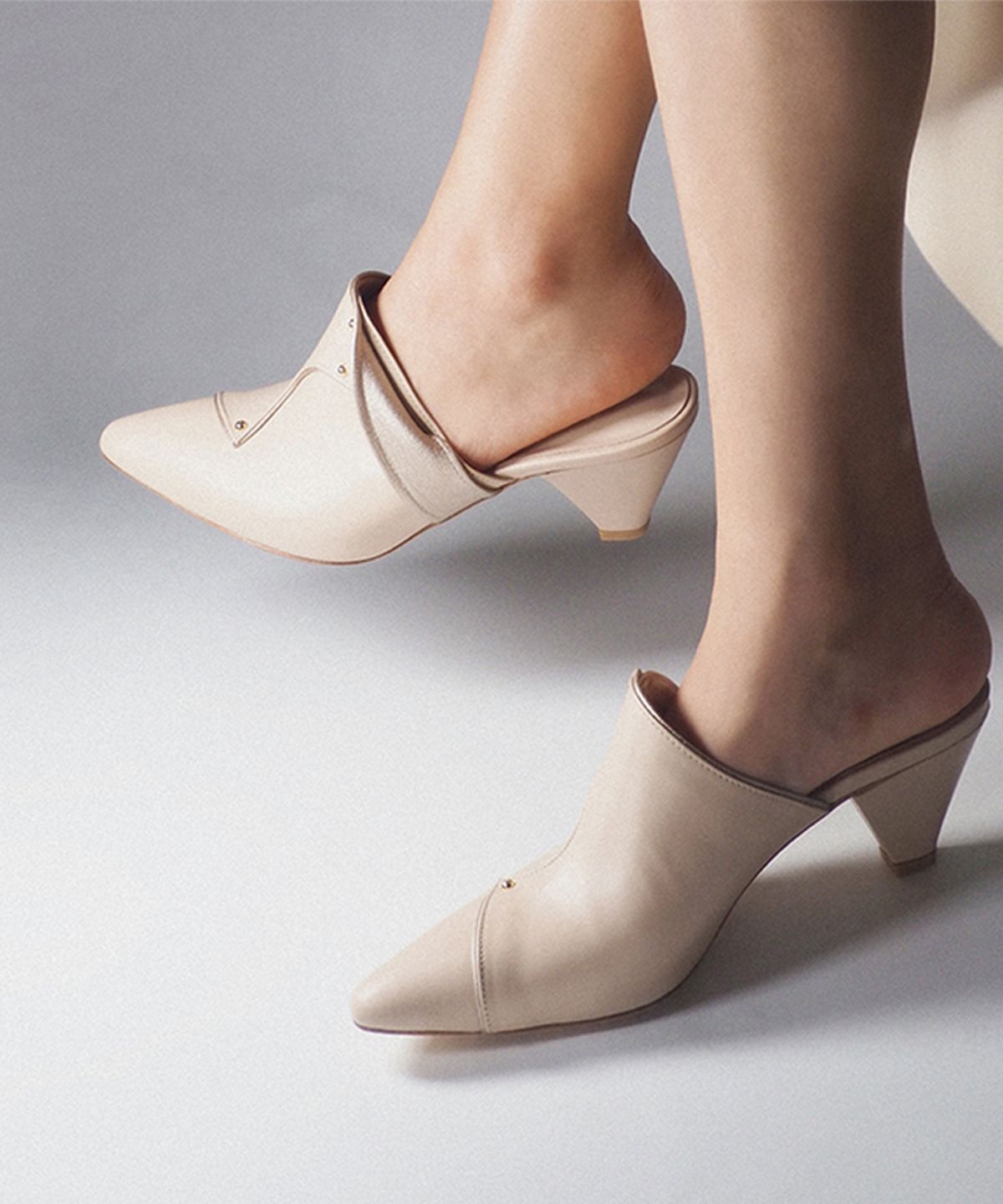 희다이멘셔널(HEEDIMENSIONAL) SOLMOBICO 뮬 Beige & Gold Beige