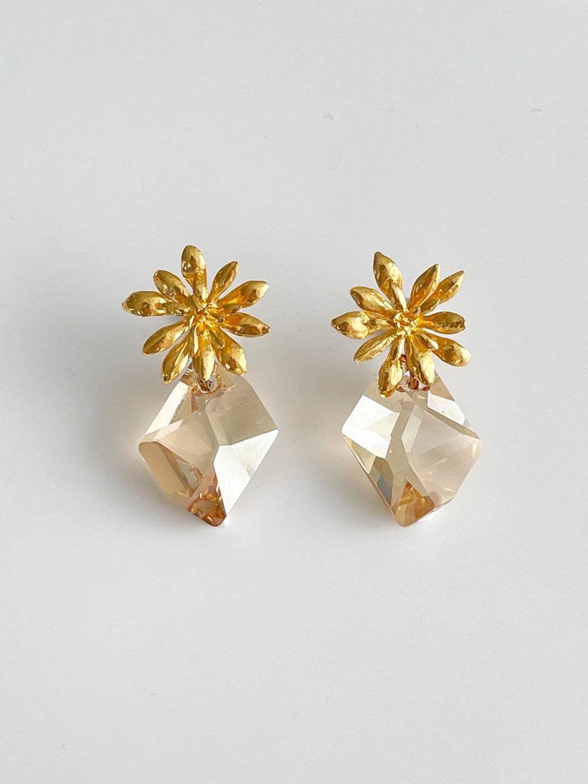 엘리오나(ELYONA) Wildflower Crystal Earrings (gold,silver)