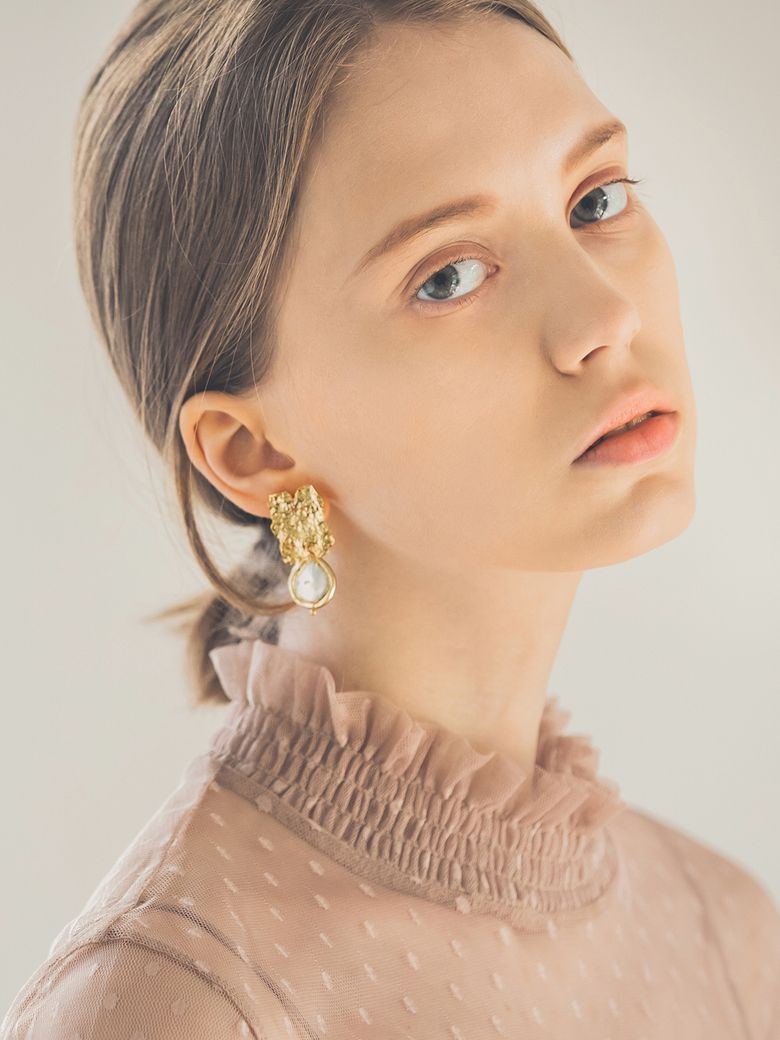 Rhea mother of pearl earring