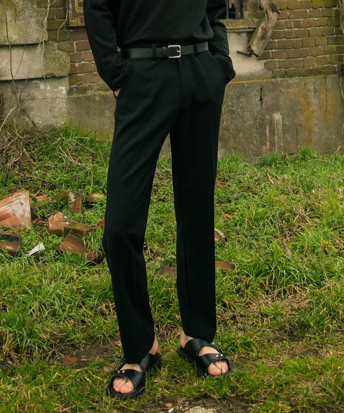 261이유아이(261EUI) LINE SLACKS BLACK