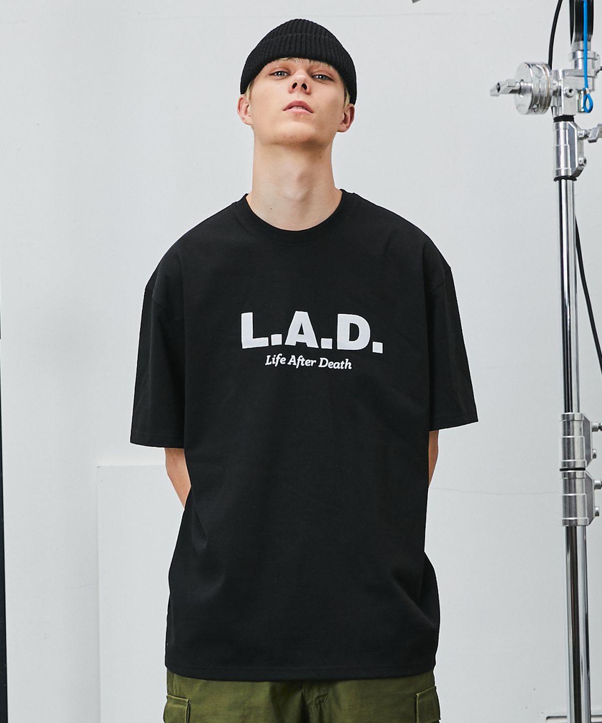라드(LAD) LAD1001  시그니쳐 로고 헤비웨이트 반팔 티셔츠 - 블랙