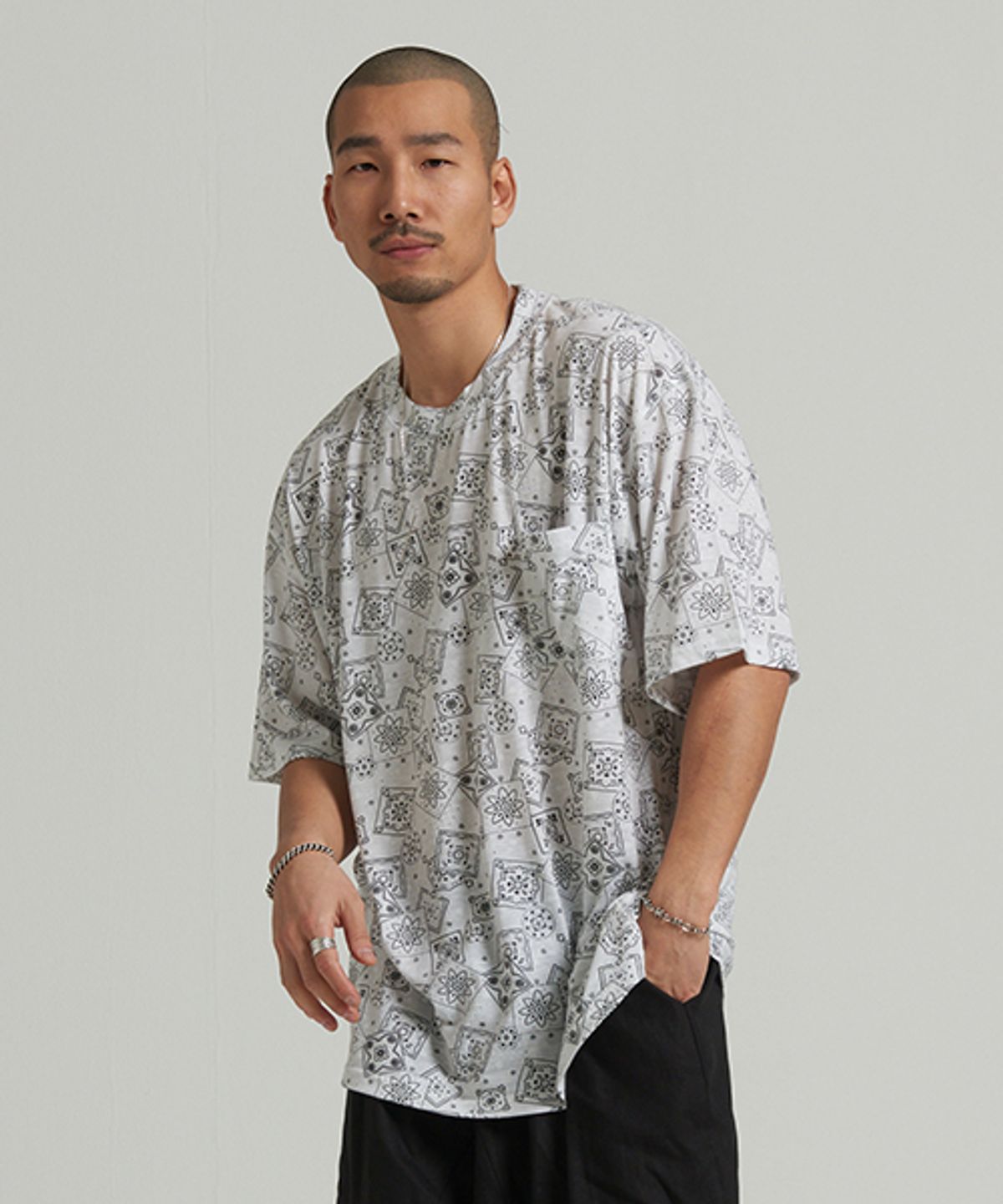 테네르(TENER) [UNISEX]오버핏 페이즐리 가이루빠 반팔티 화이트