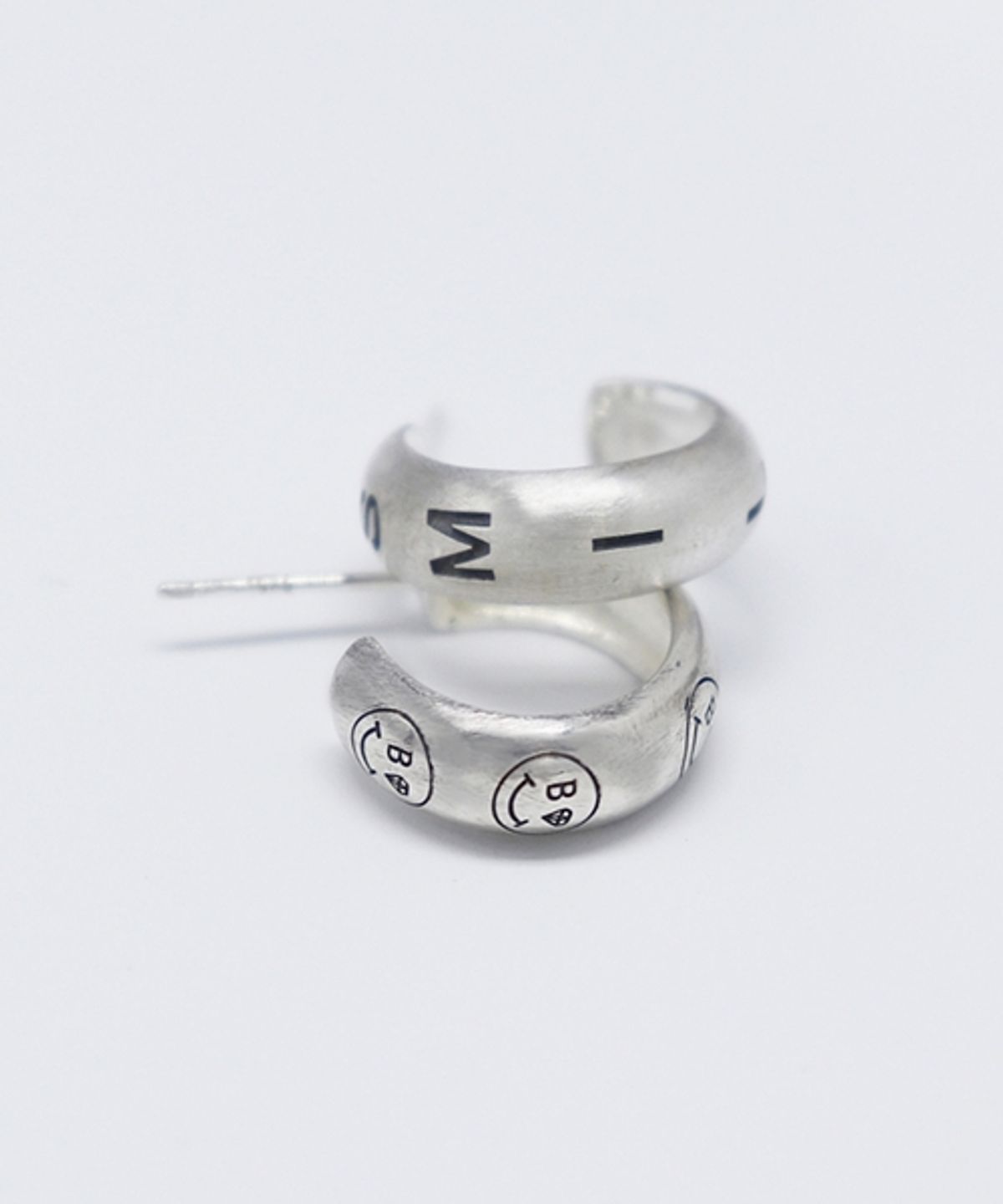 봉보(BONBEAU) Kitsch smile hoop Earrings 스마일 볼드링 실버 귀걸이