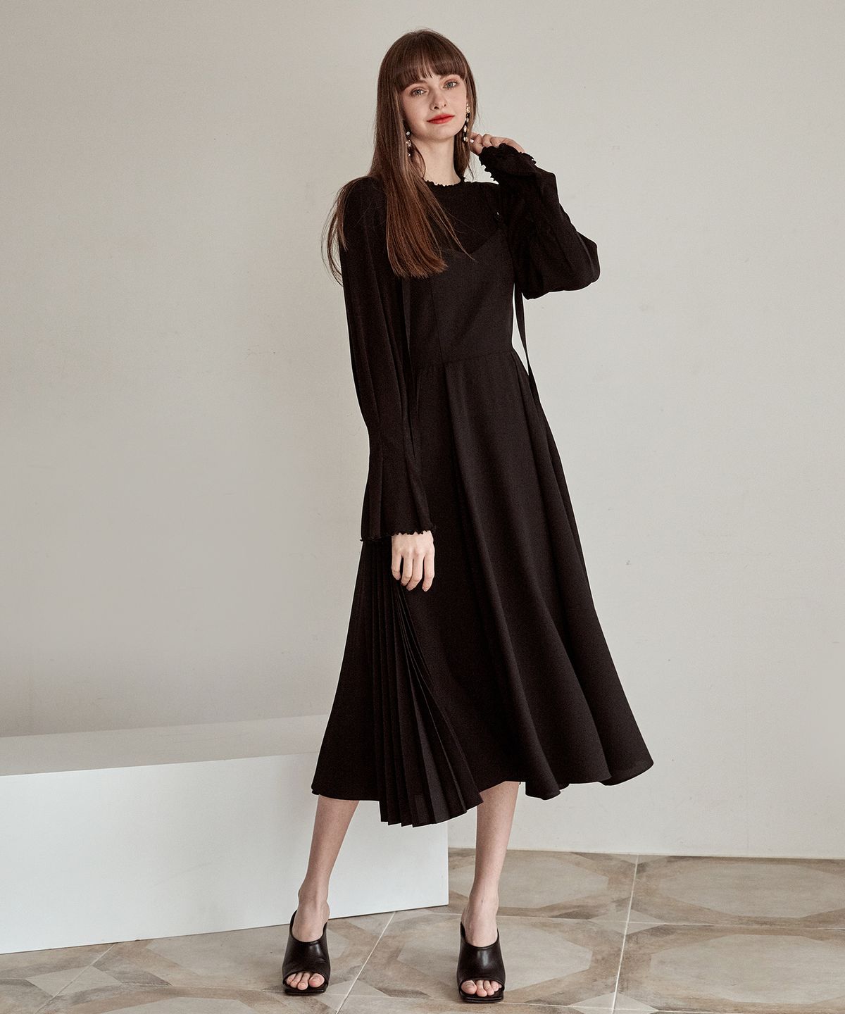 에트몽(ETMON) Shoulder Strap Flare Dress Black
