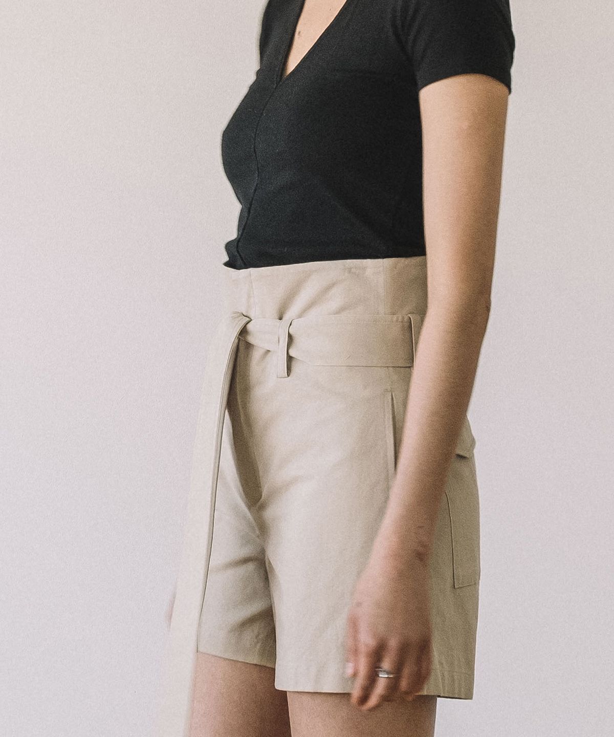 쥐엠쥐에스(GMGS) Highwaist Belt Shorts (Beige)