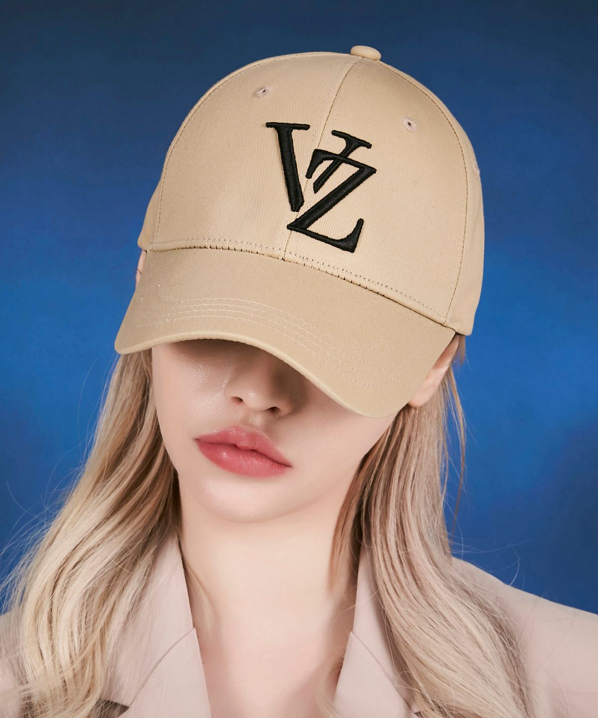 바잘(VARZAR) 모노그램 빅로고 오버핏 버클캡 베이지