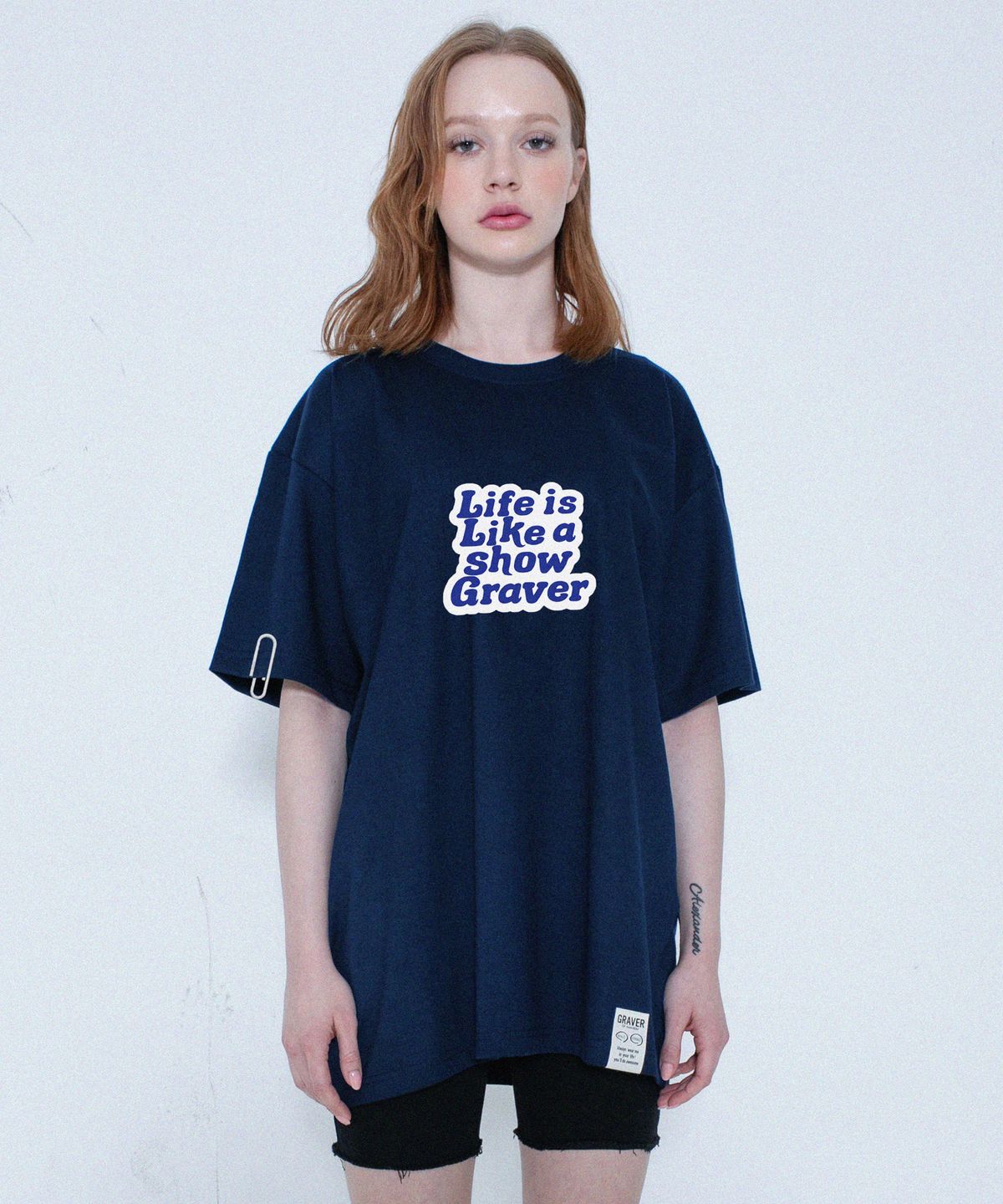 그레이버(GRAVER) [UNISEX]라이프 로고 폰트 반팔티_네이비