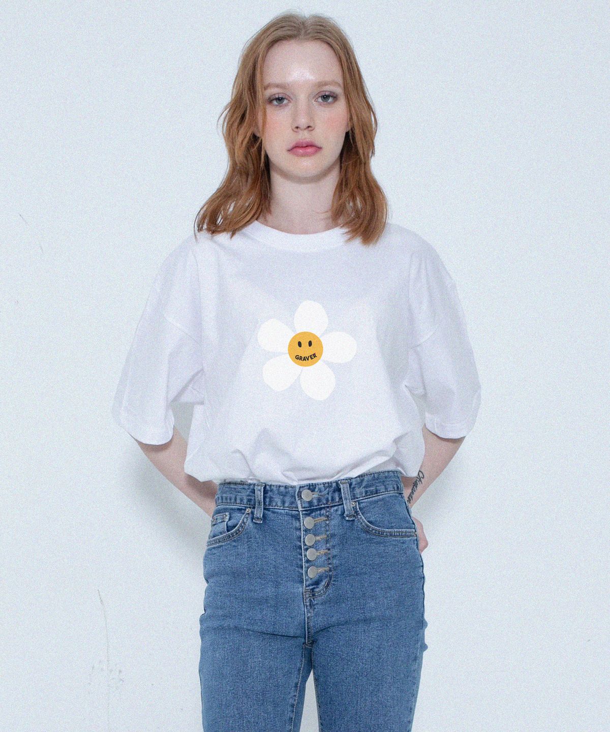 그레이버(GRAVER) [UNISEX]빅 플라워도트 반팔티_화이트