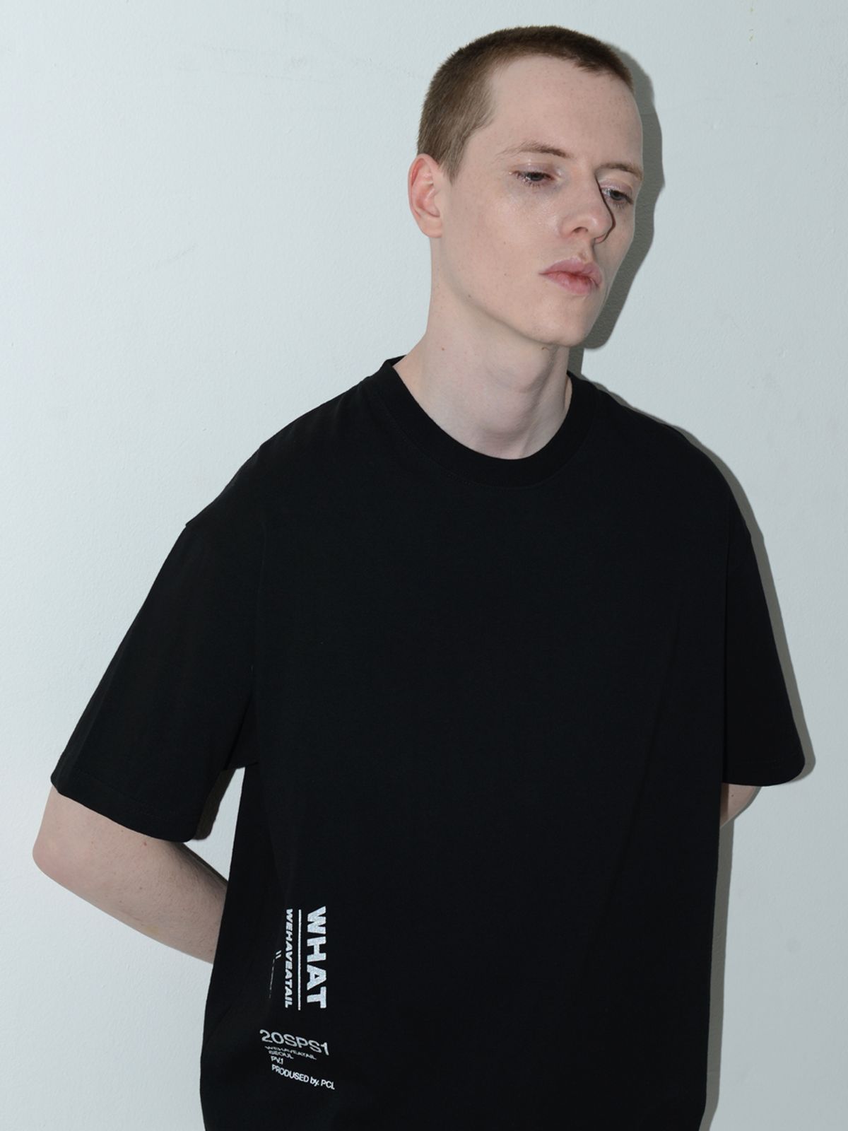 위해브어테일(WE HAVE A TAIL) REFLECTIVE SIDE LOGO TSHIRTS (BLACK)