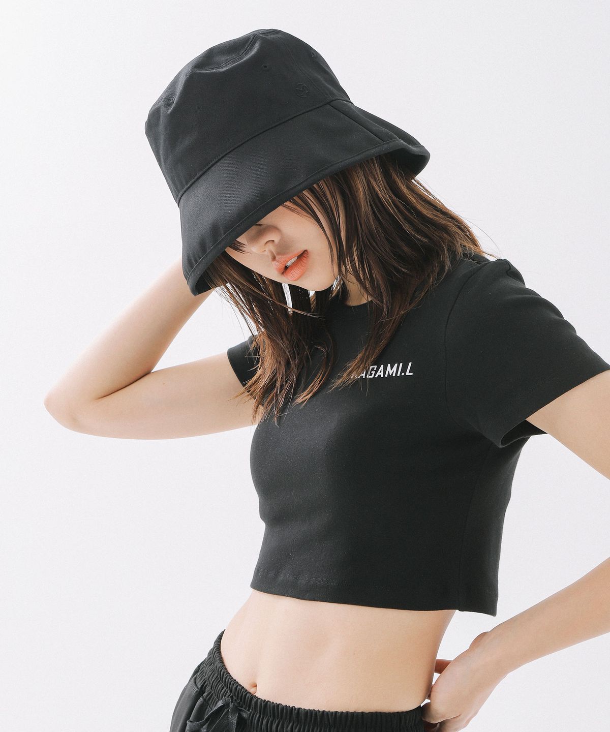 카가미엘(KAGAMI.L) 스탠다드 크롭 티셔츠 블랙