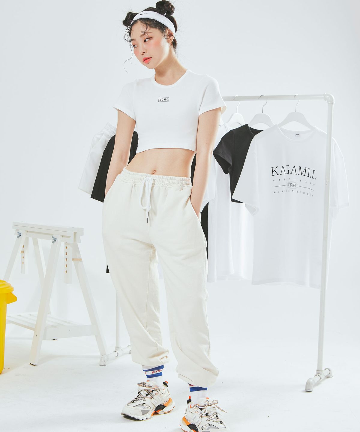 카가미엘(KAGAMI.L) 스퀘어로고 크롭 티셔츠 화이트
