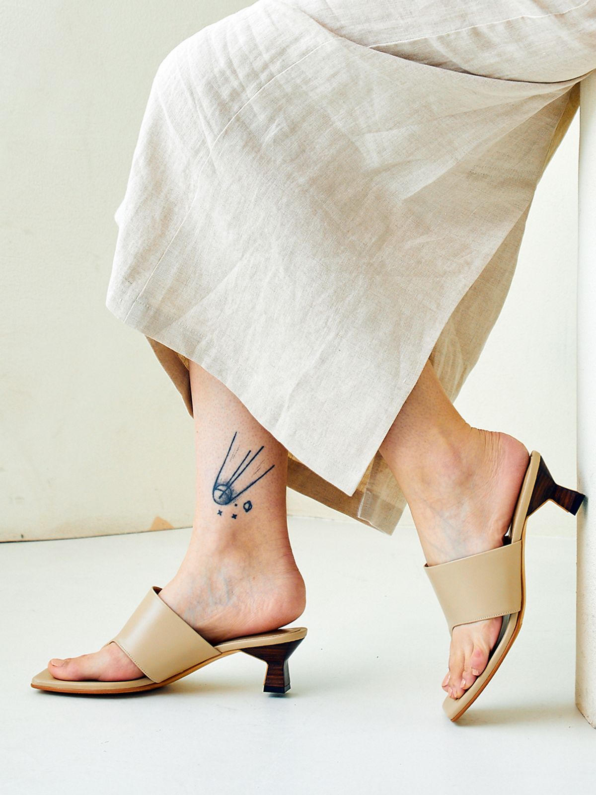 바이언스(BYEUUNS) BKS2006 AKI SANDAL BEIGE