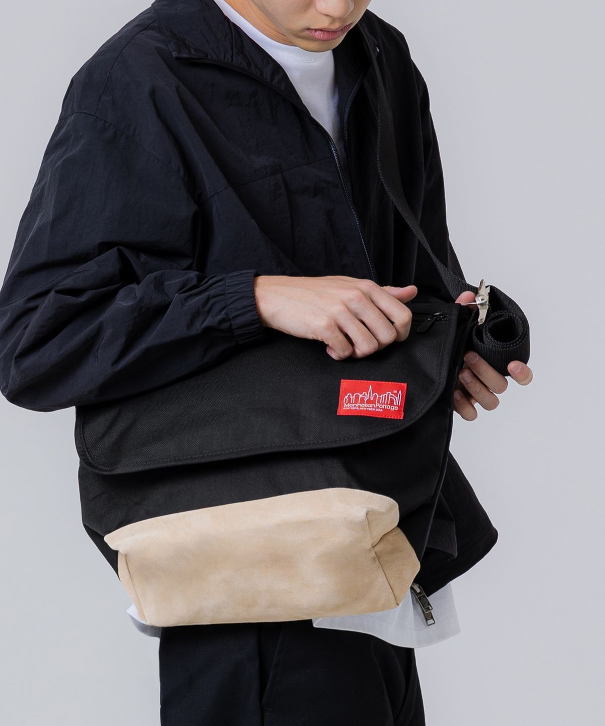 맨하탄 포티지(MANHATTAN PORTAGE) 1606V 빈티지 메신저백 M BLACK SUEDE