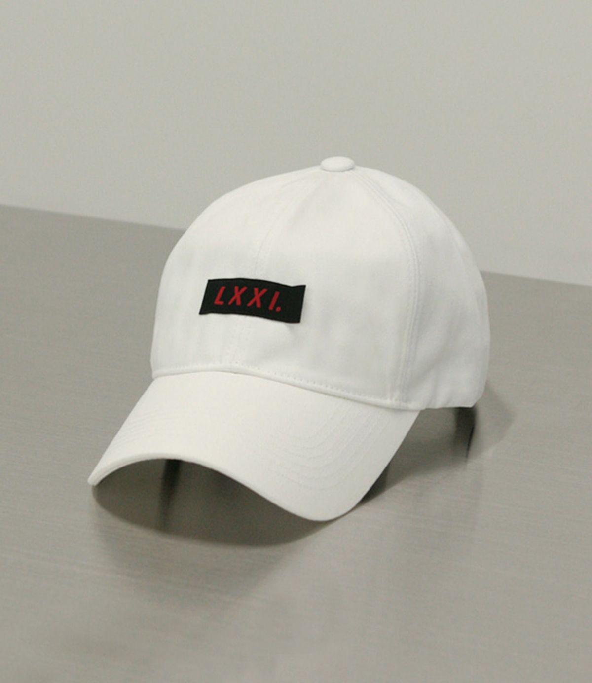 르씨(LXXI) 라벨 볼캡 _white