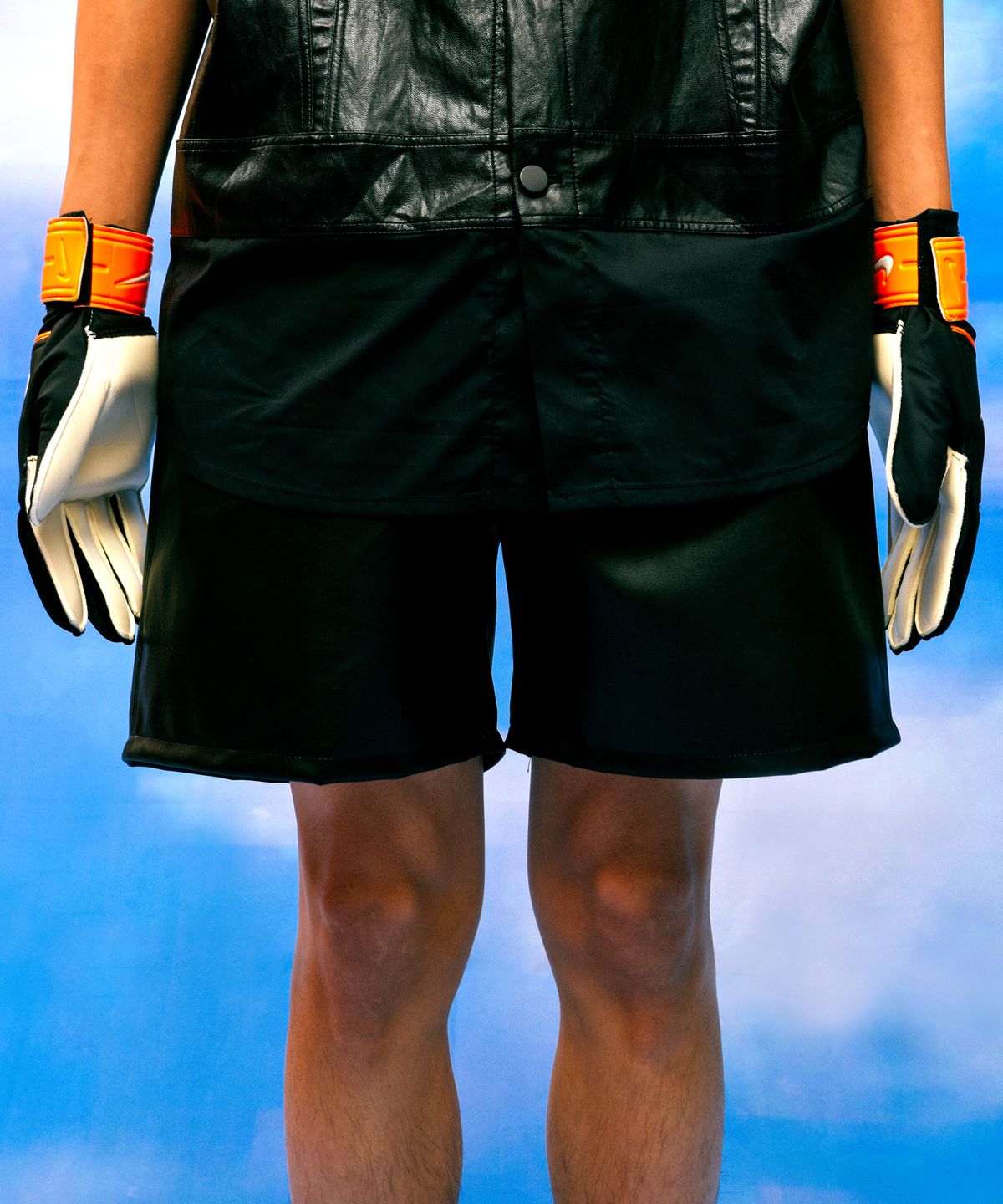 씨오엠이(COME) [UNISEX] Faux-Leather Shorts (Black)