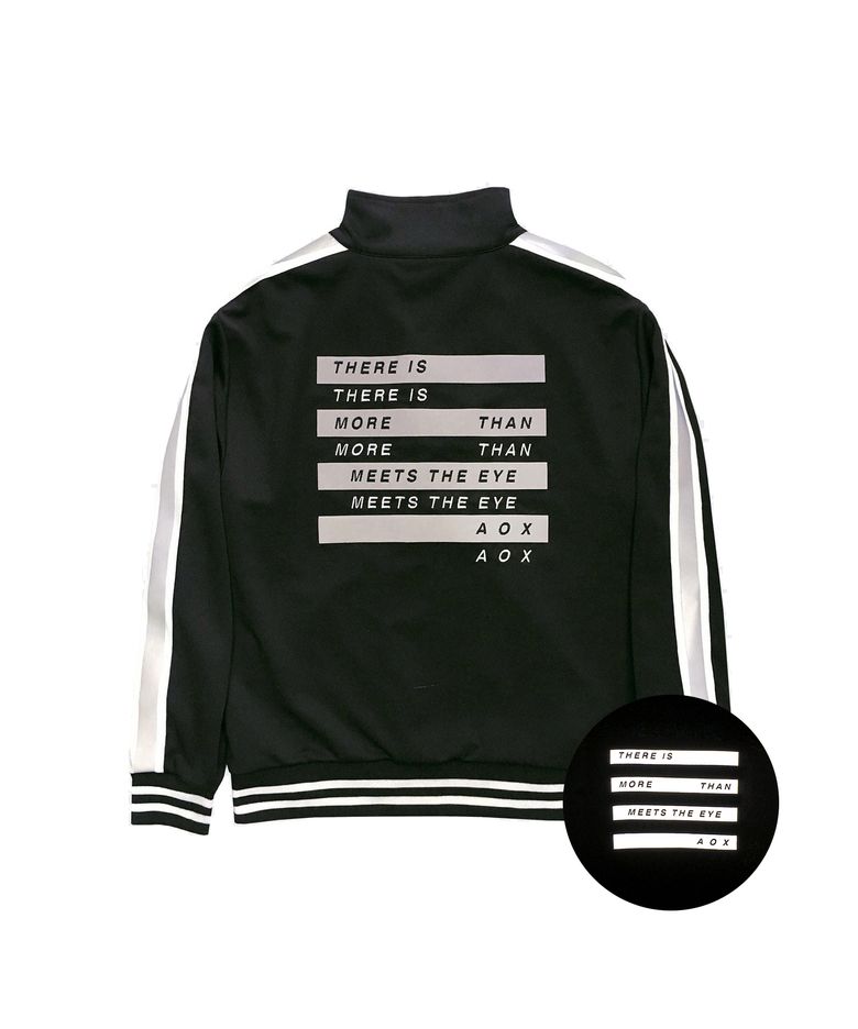 There is line tracktop(Black)