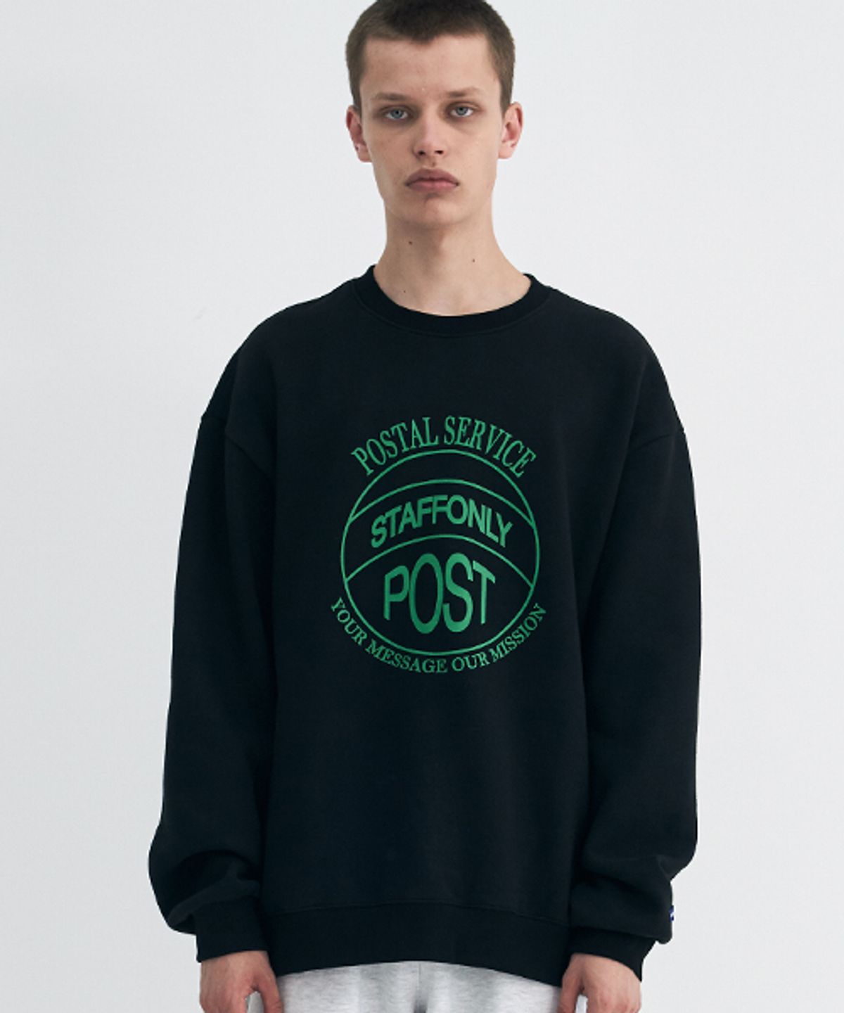 스텝온리(STAFFONLY) STAMP-FRONT SWEATSHIRT (BLACK)
