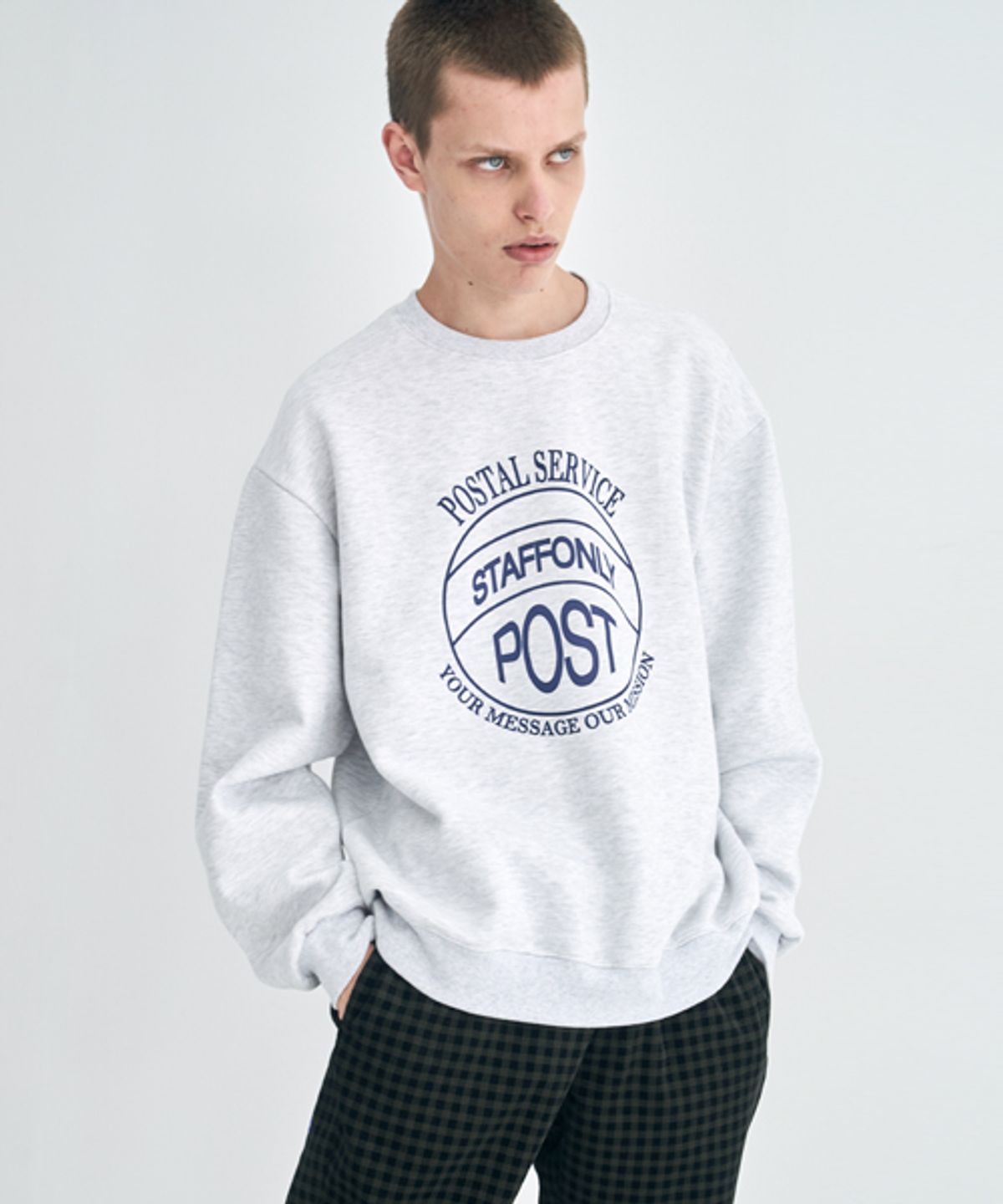 스텝온리(STAFFONLY) STAMP-FRONT SWEATSHIRT (MELANGE WHITE)