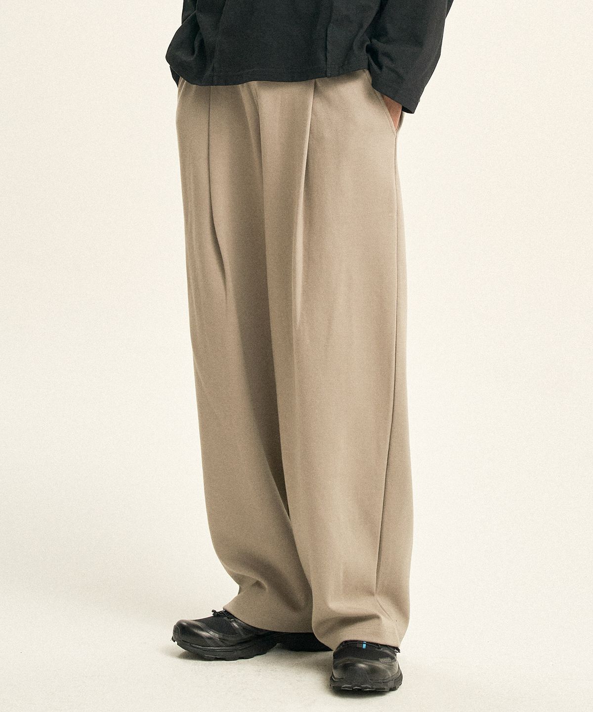 제로(XERO) Deep One Tuck Sweat Pants [Light Khaki]